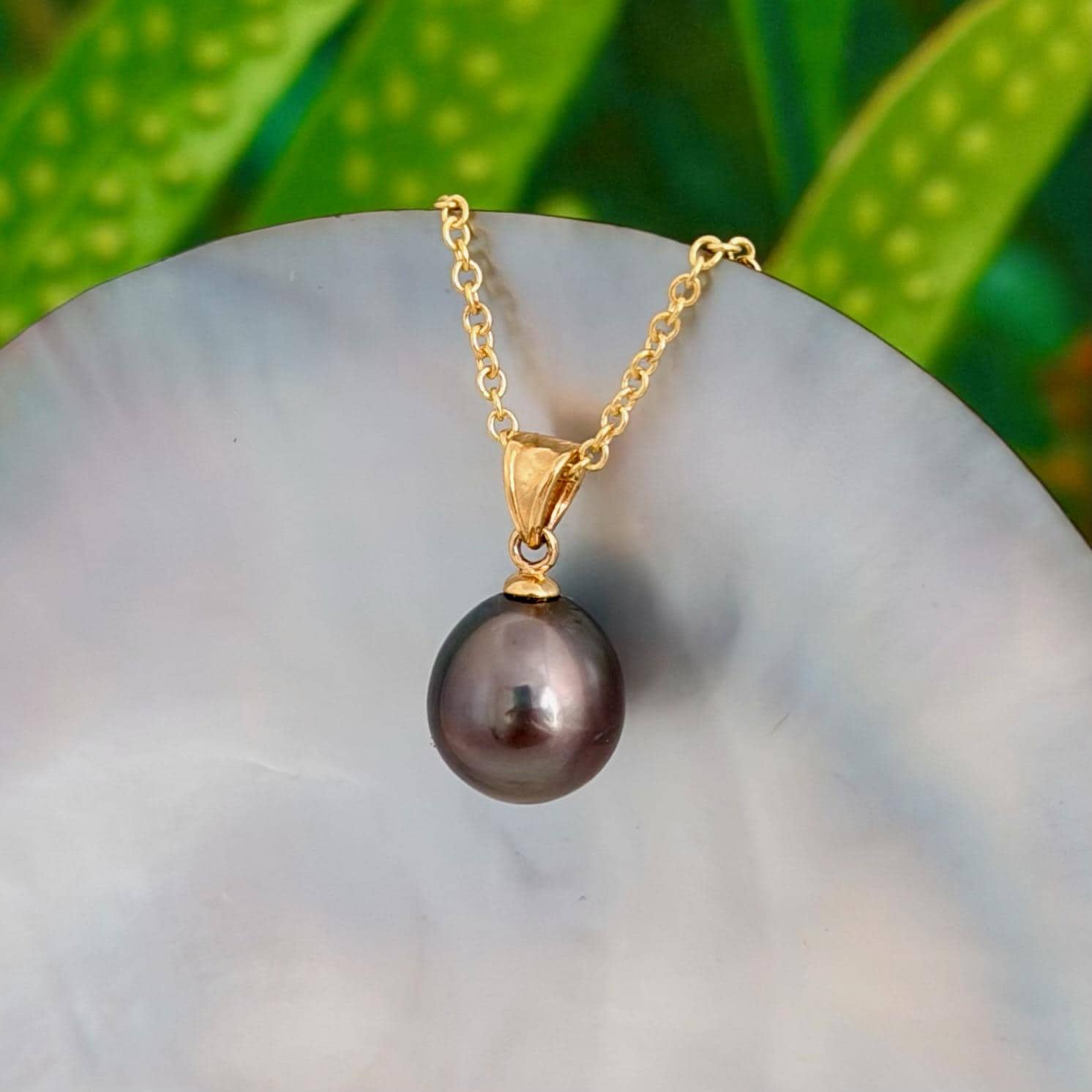Tahitian Pearl Pendant : 10.2mm Dark Pink • Minimalist Necklace.
