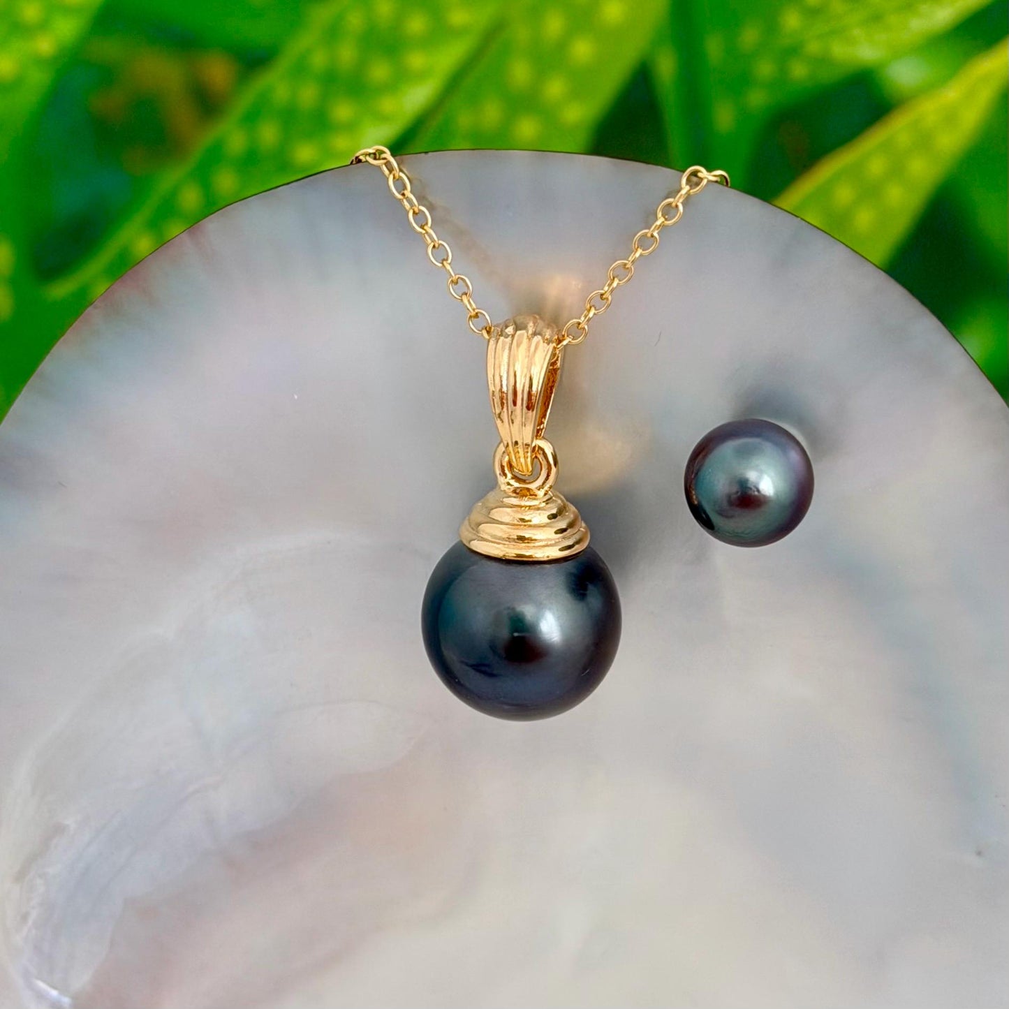 Large Tahitian Pearl Pendant • Gold plated jewelry