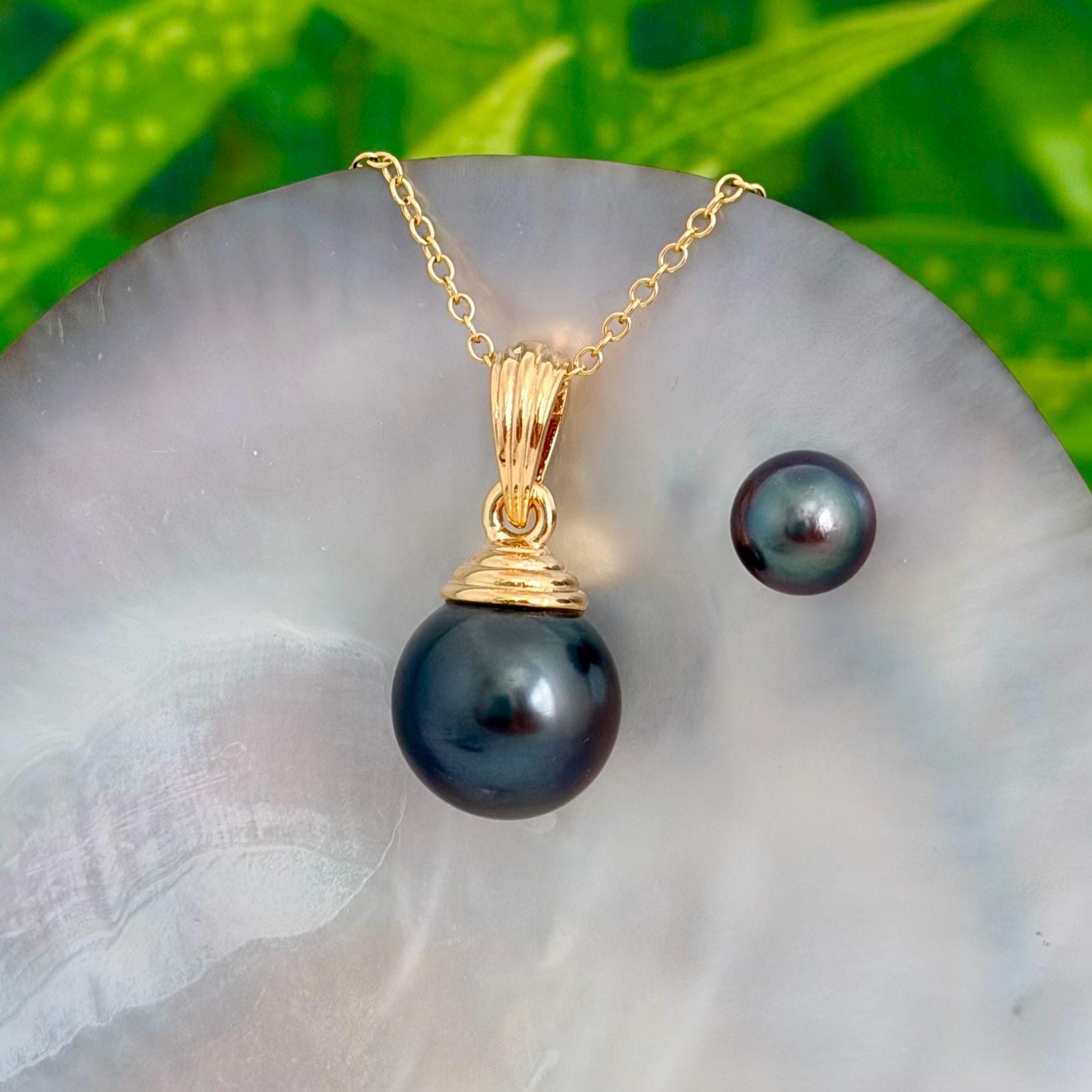 Large Tahitian Pearl Pendant • Gold plated jewelry