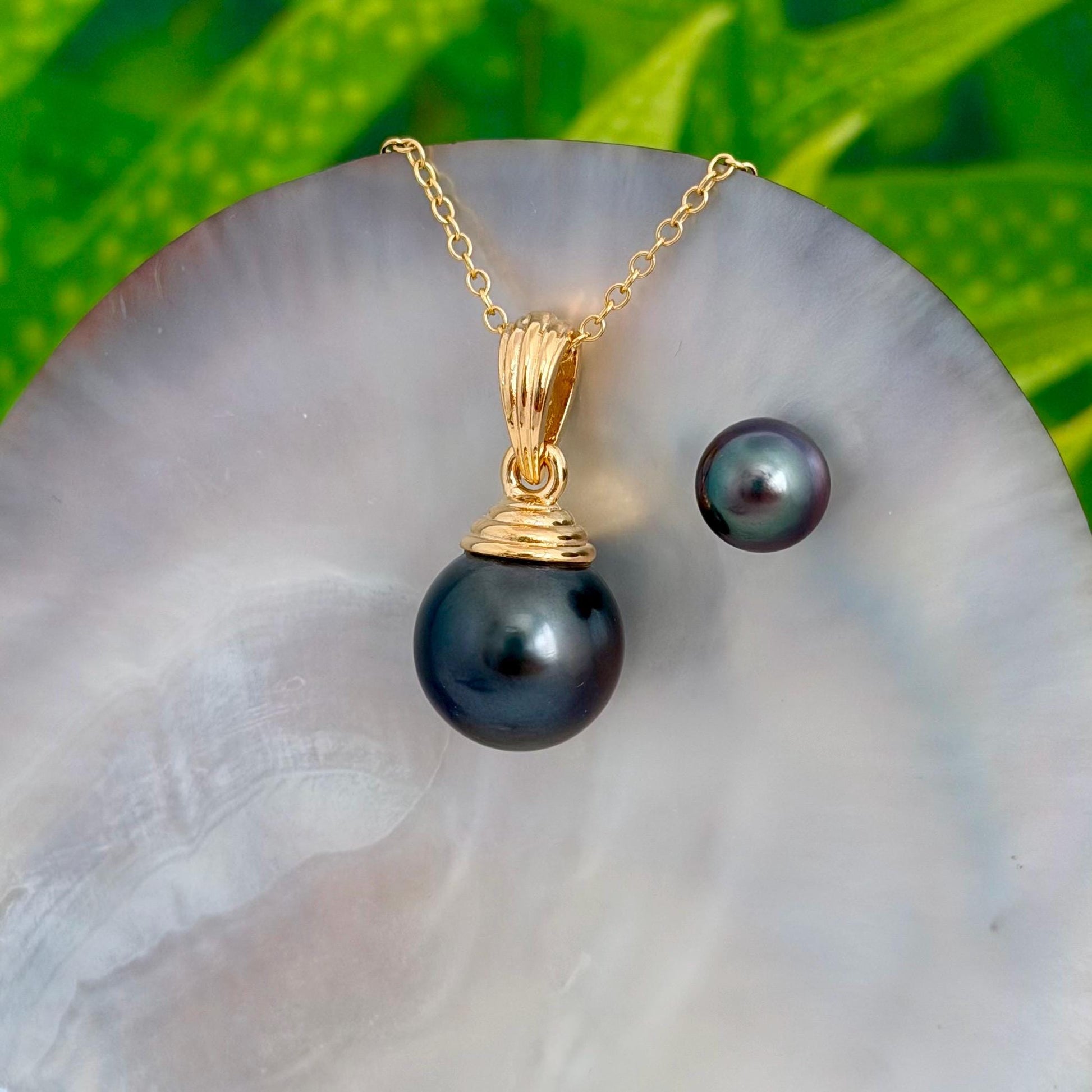Large Tahitian Pearl Pendant • Gold plated jewelry