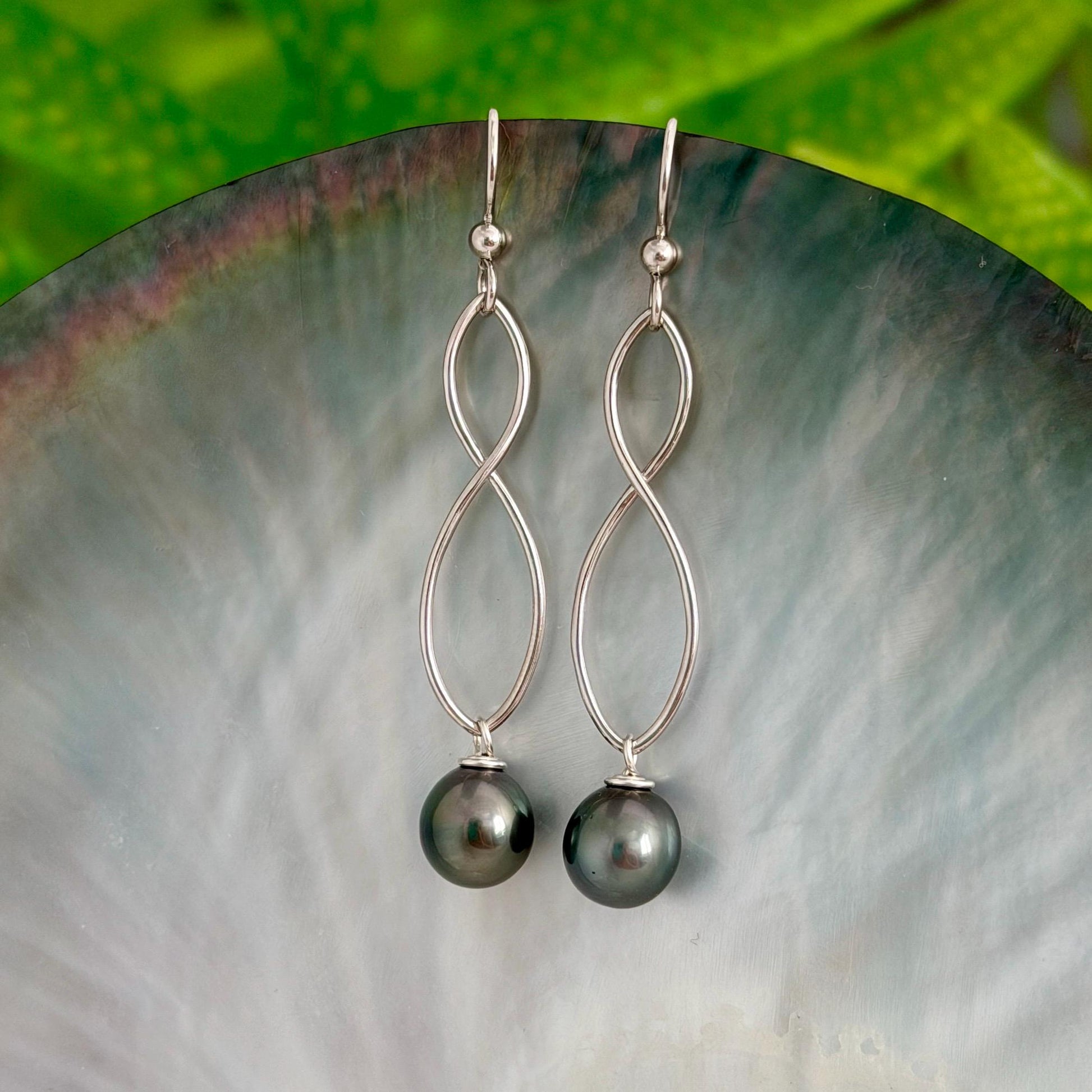 Infinity Tahitian Pearl Earrings • Dangle earrings in Sterling Silver