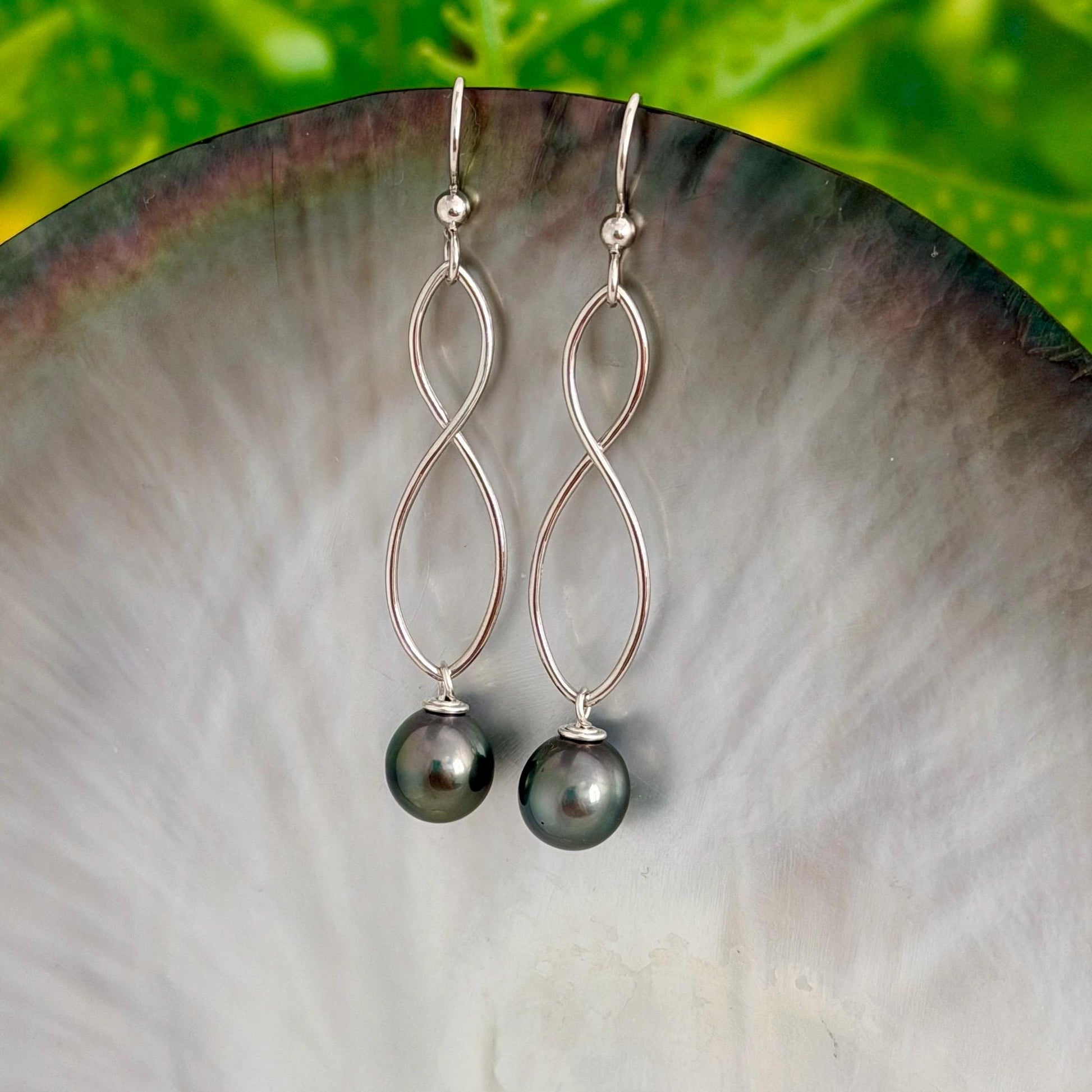 Infinity Tahitian Pearl Earrings • Dangle earrings in Sterling Silver