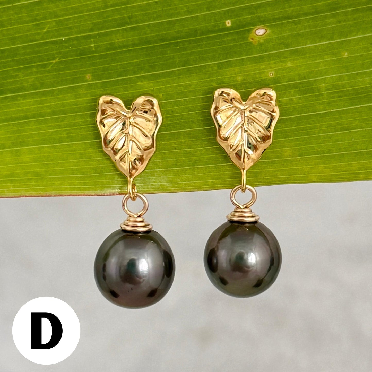 Tahitian pearl earrings • Kalo studs • Hawaiian design • Gold Taro leaf