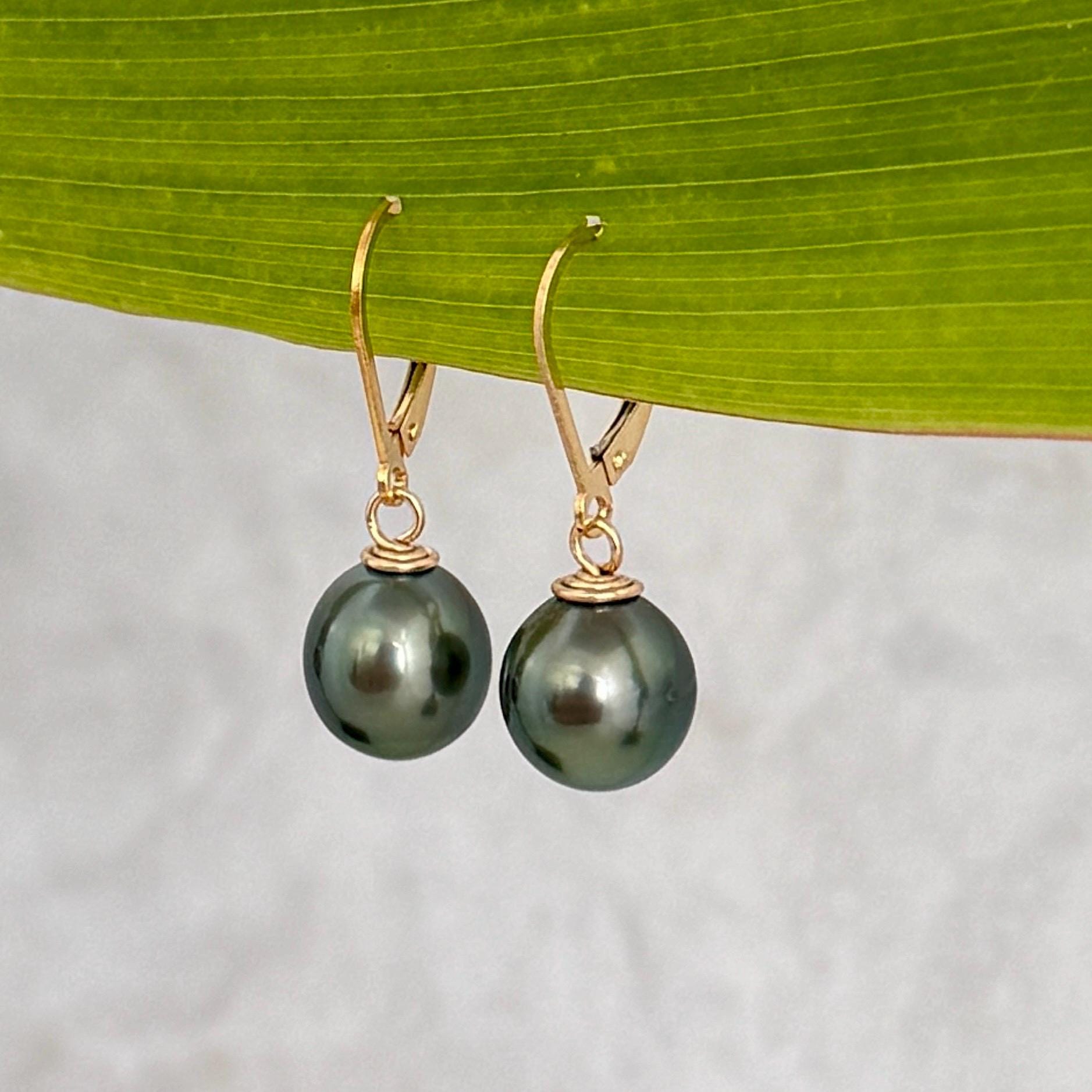 Tahitian black pearl leverback in yellow gold filled with green pearl