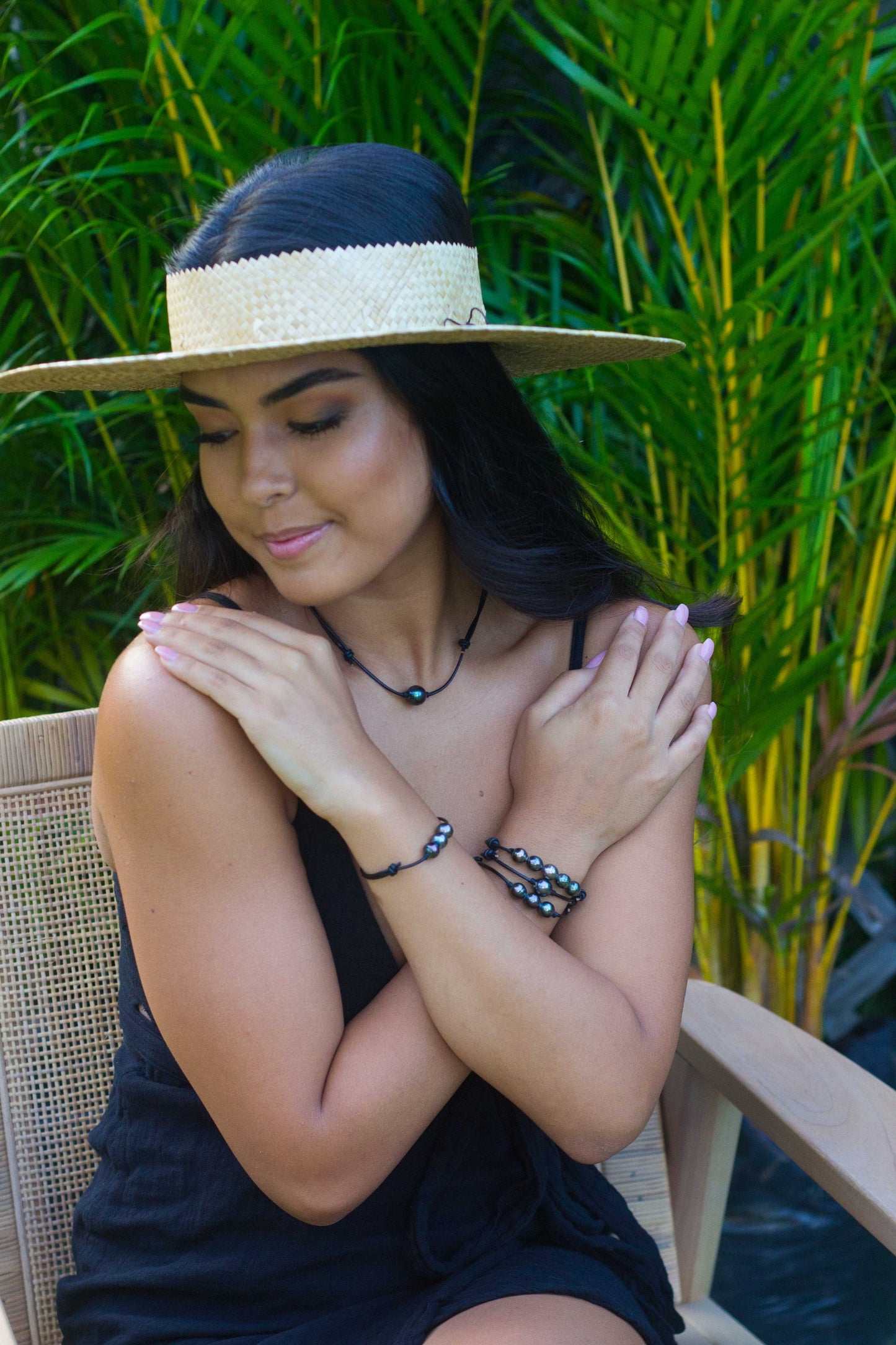Adjustable Tahitian Pearl Leather Necklace: Unisex Minimalist Jewelry