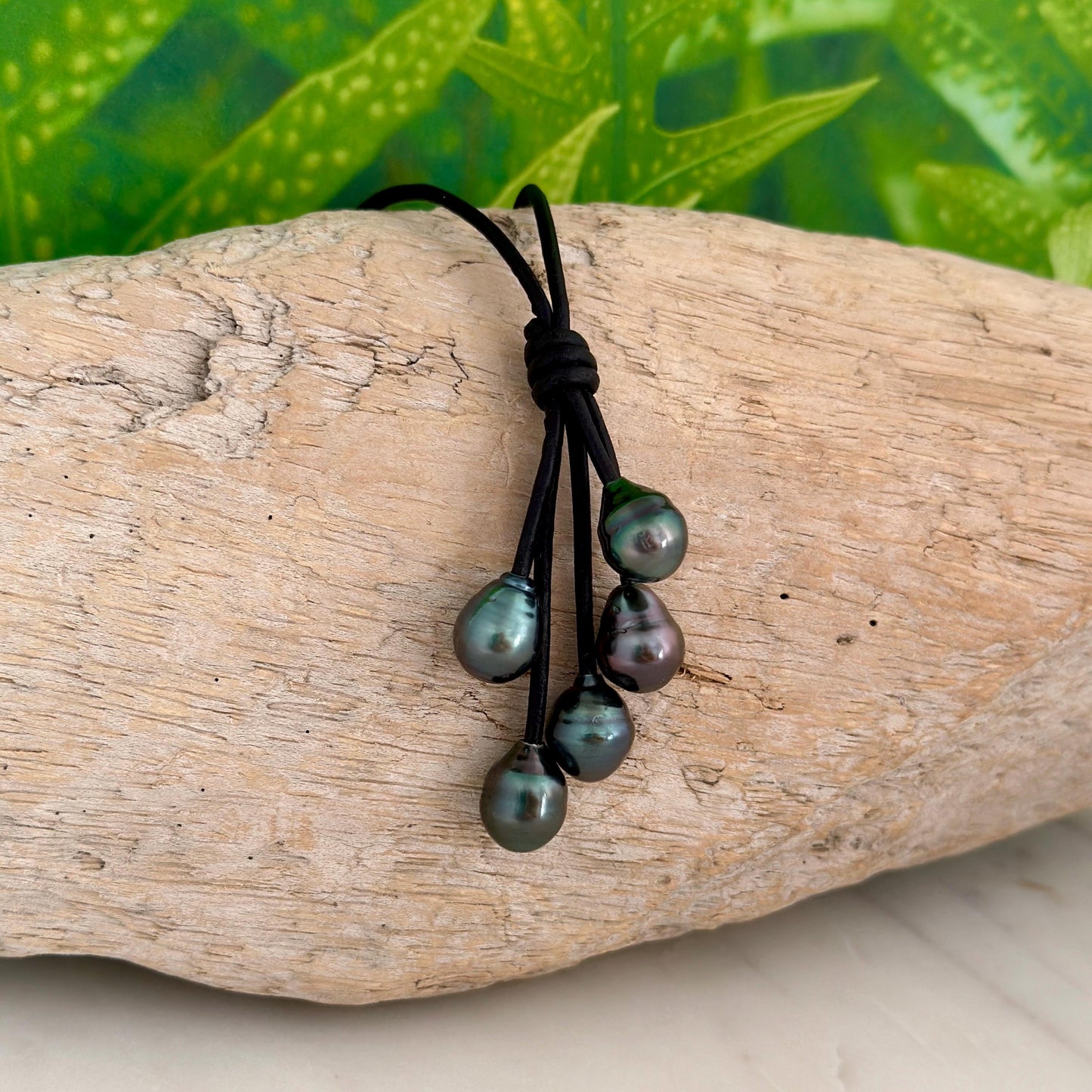 Tahitian Black Pearl Leather Necklace • Black full grain • Natural colors