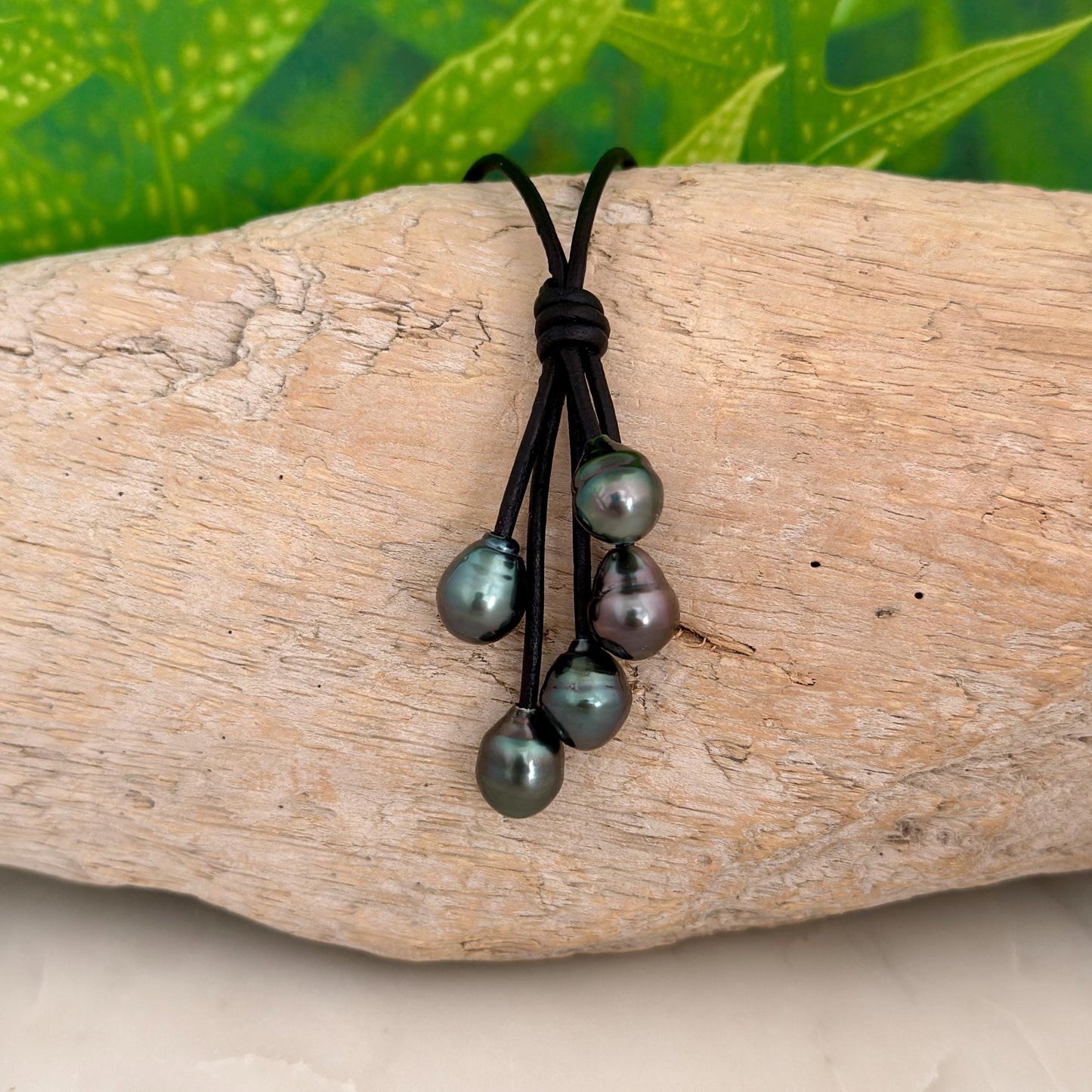 Tahitian Black Pearl Leather Necklace • Black full grain • Natural colors