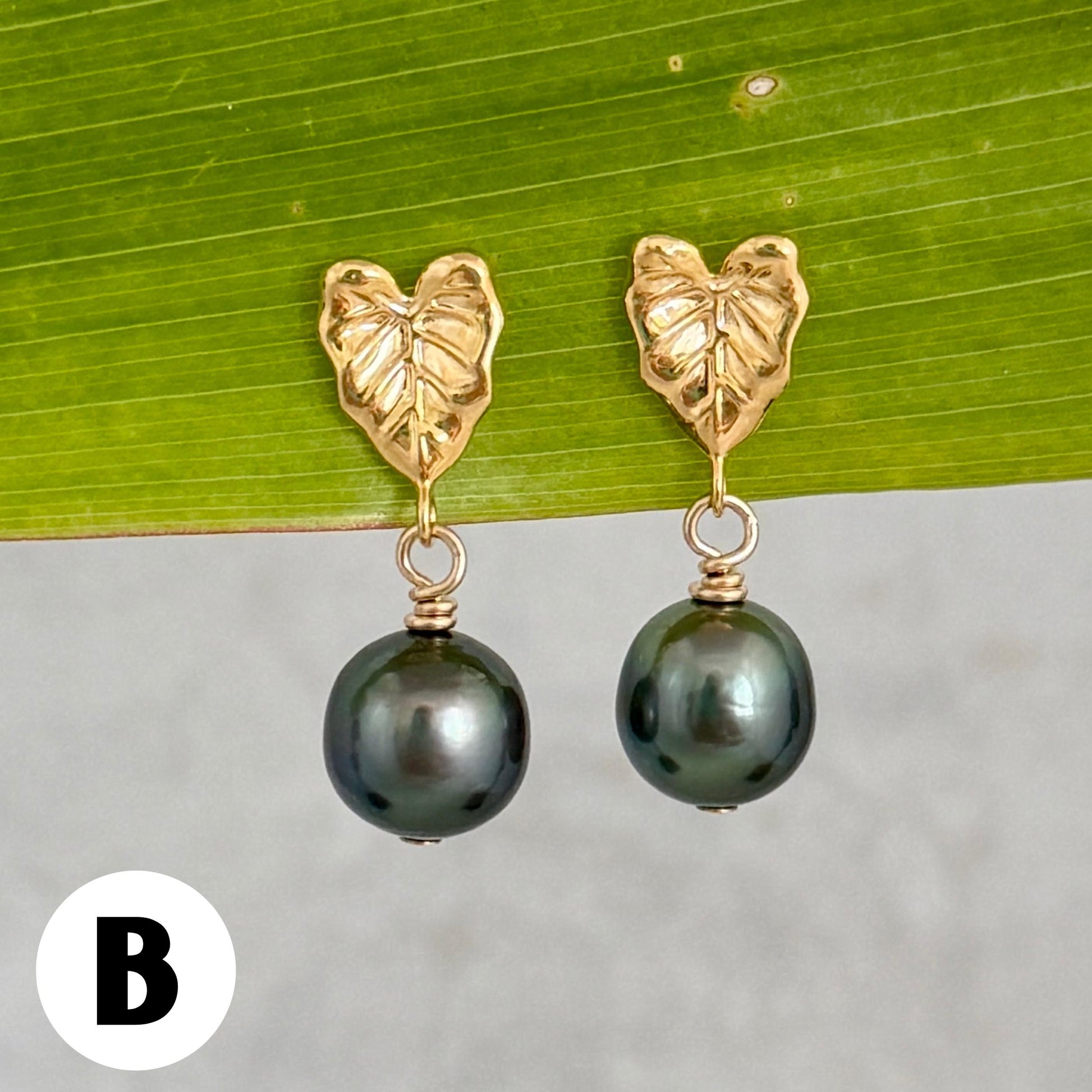 Tahitian pearl earrings • Kalo studs • Hawaiian design • Gold Taro leaf