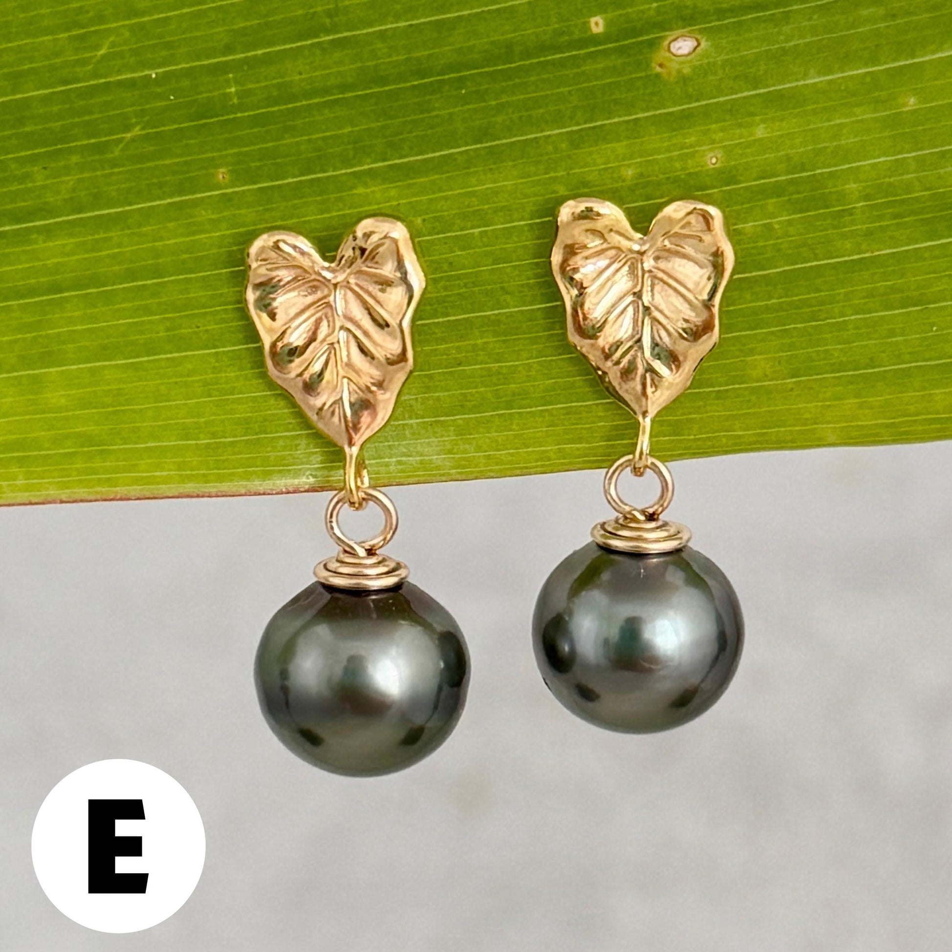 Tahitian pearl earrings • Kalo studs • Hawaiian design • Gold Taro leaf