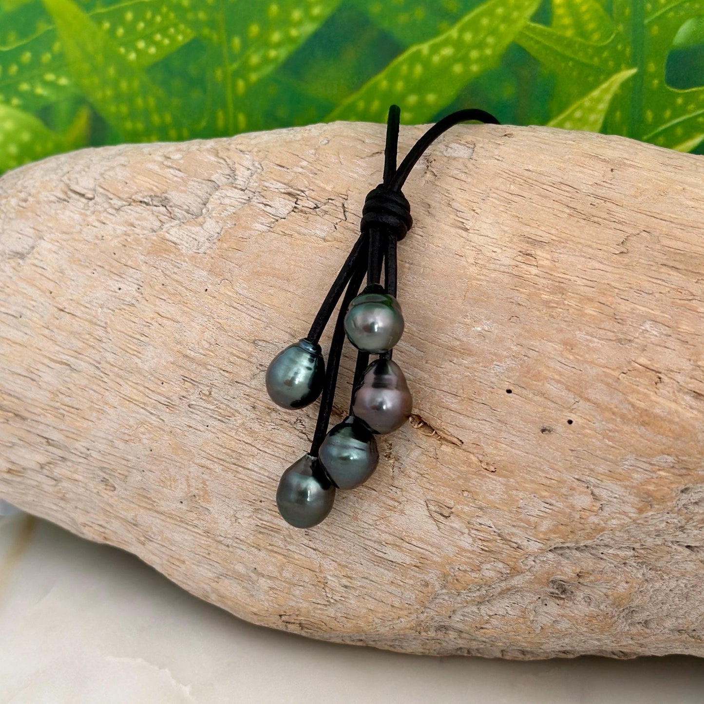 Tahitian Black Pearl Leather Necklace • Black full grain • Natural colors