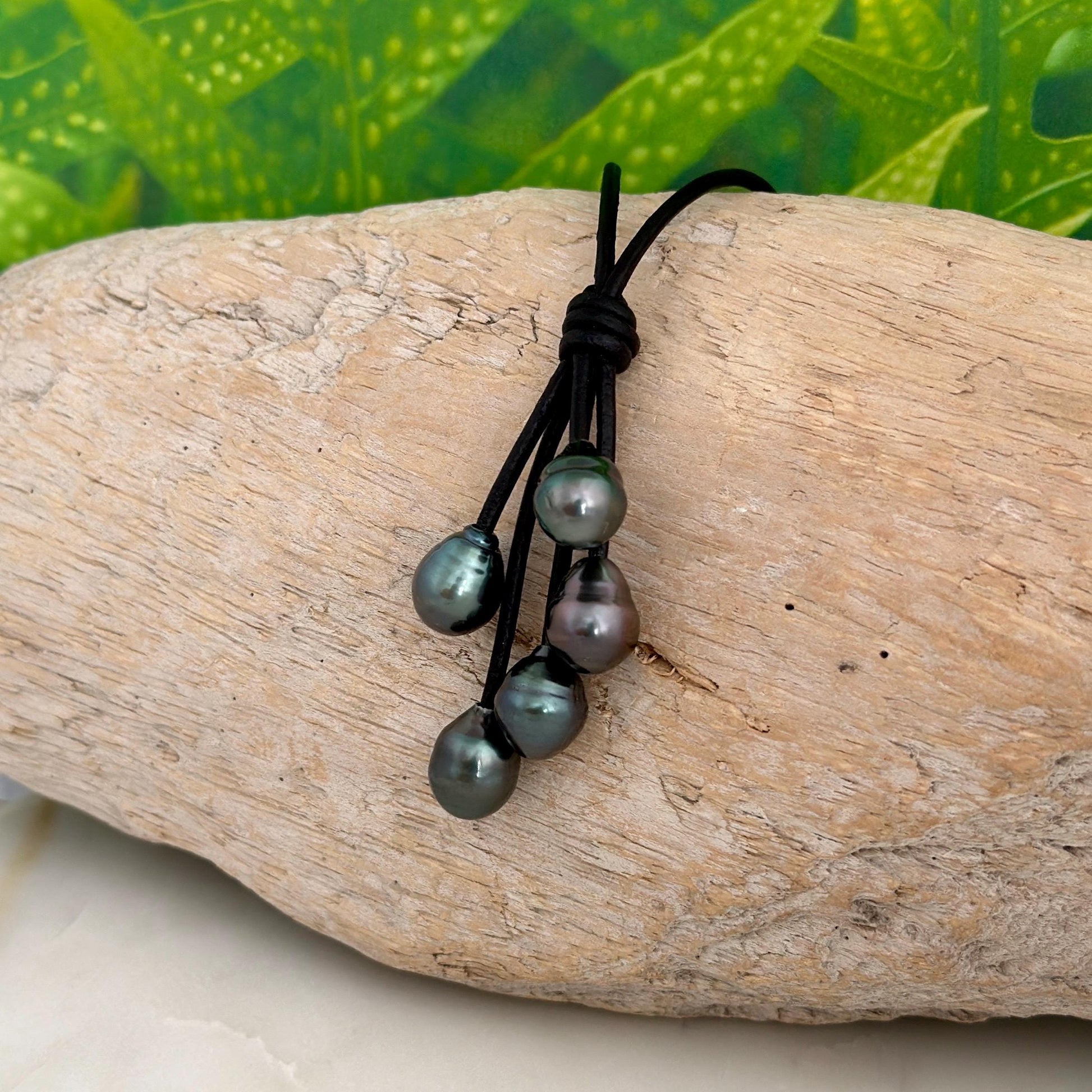 Tahitian Black Pearl Leather Necklace • Black full grain • Natural colors