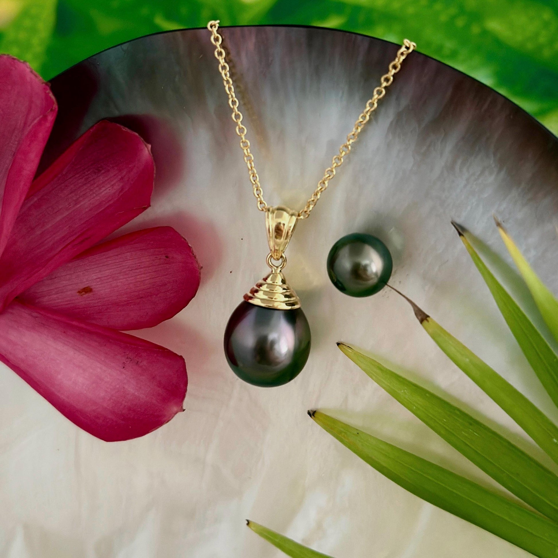 Big Tahitian Pearl Pendant with Peacock colors • Solid Gold chain • natural gemstone