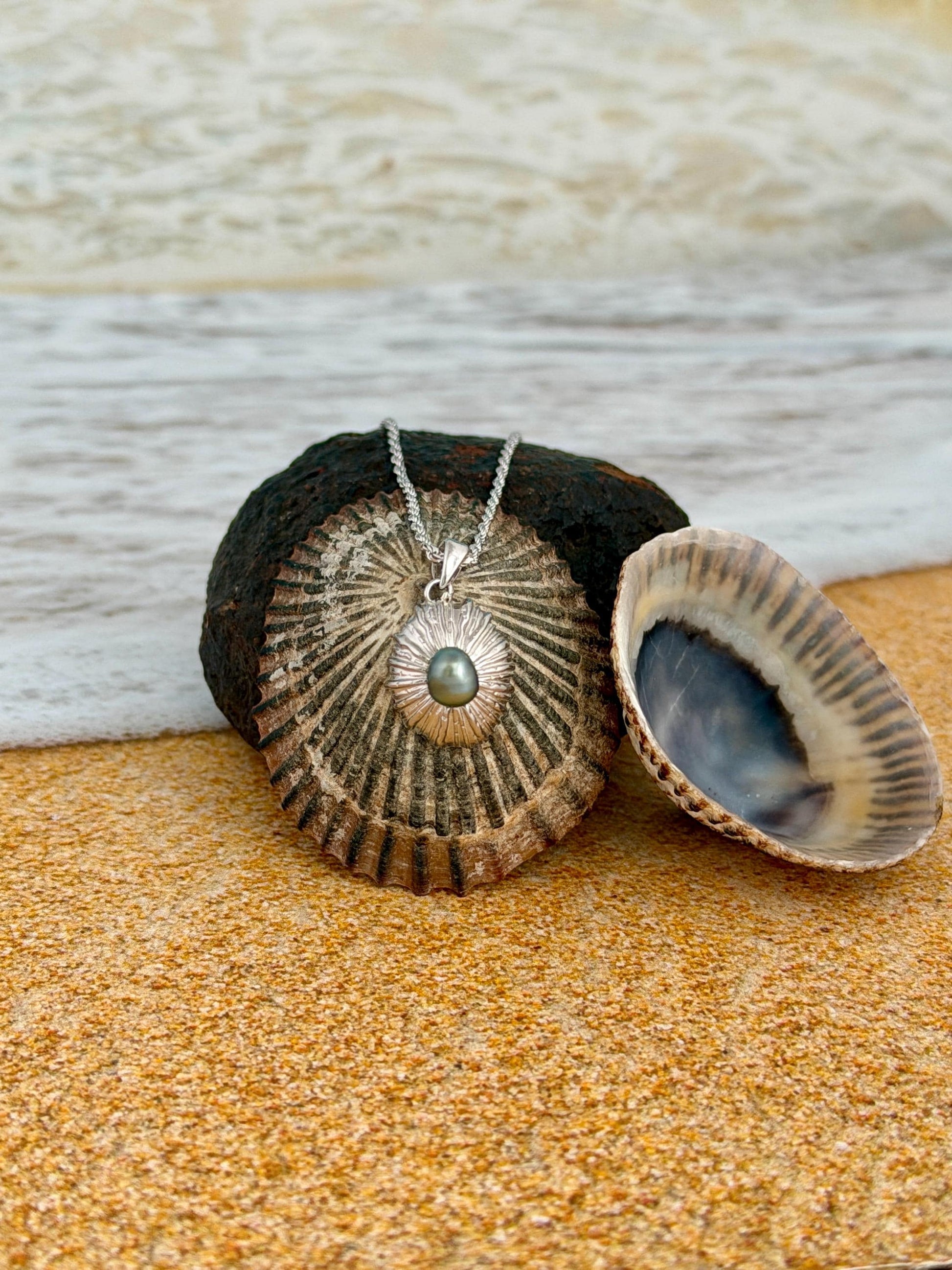 Opihi pendant with Tahitian Keshi pearl : Sterling Silver