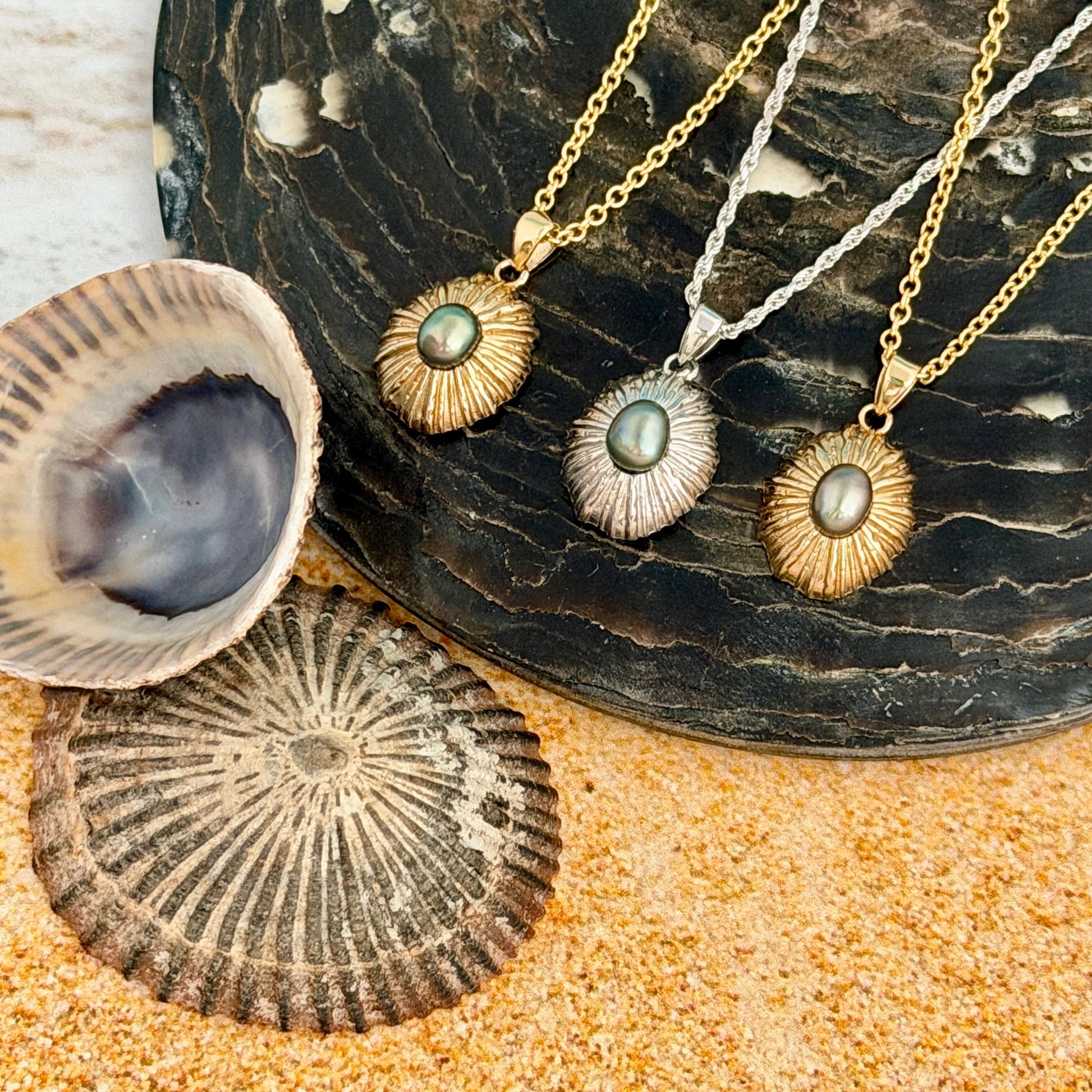 Opihi pendant with Tahitian Keshi pearl : Sterling Silver