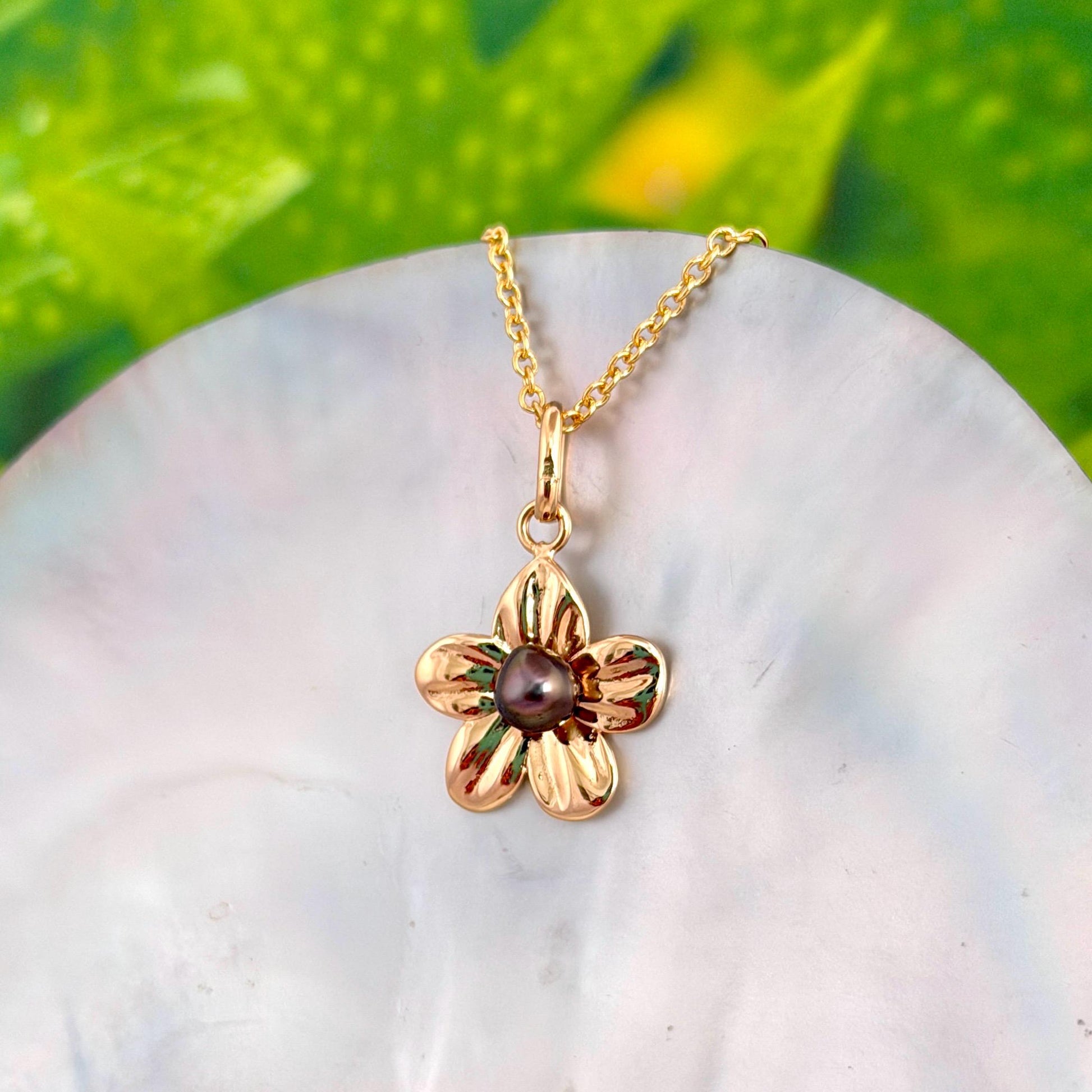 Flower pendant with Tahitian Keshi pearl : Heavy 14k Gold plated