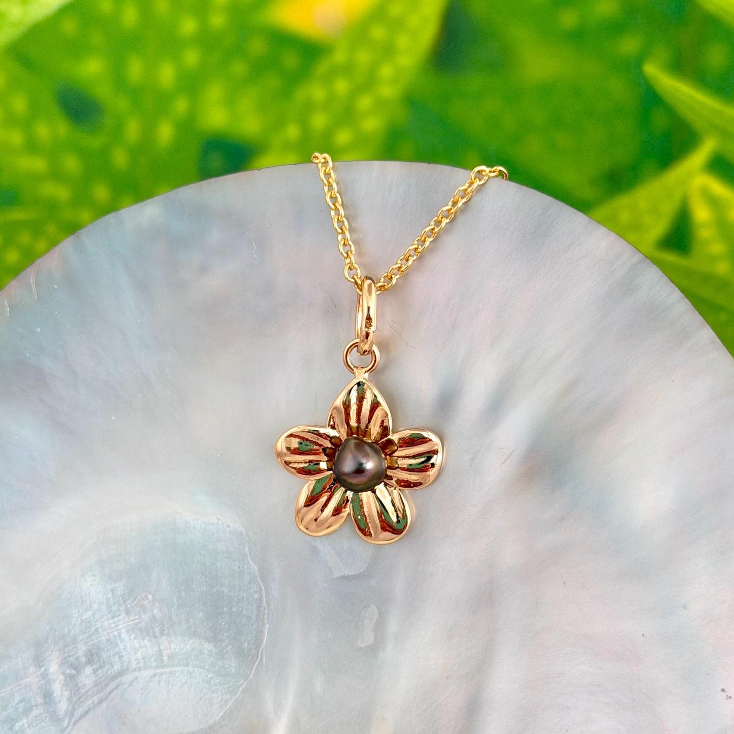 Flower pendant with Tahitian Keshi pearl : Heavy 14k Gold plated