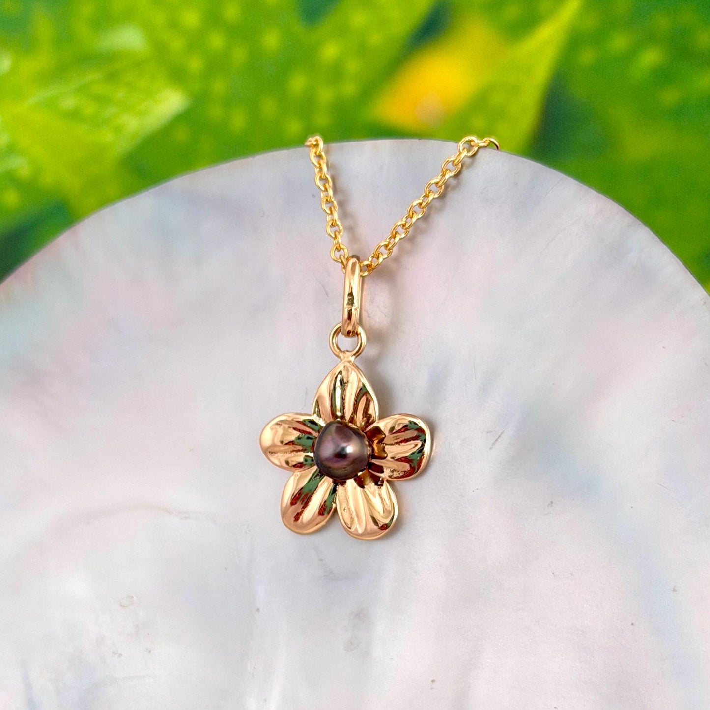 Flower pendant with Tahitian Keshi pearl : Heavy 14k Gold plated