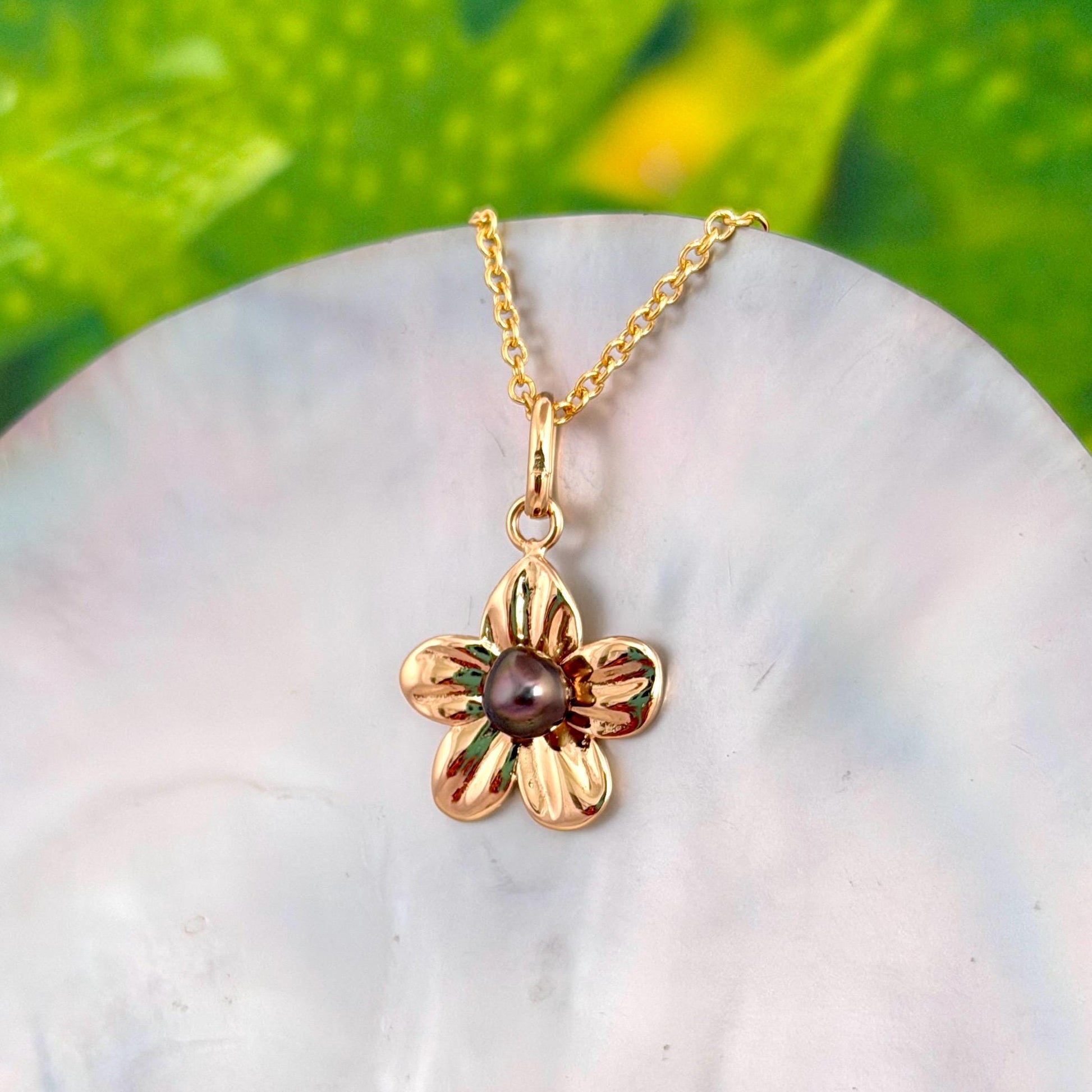 Flower pendant with Tahitian Keshi pearl : Heavy 14k Gold plated