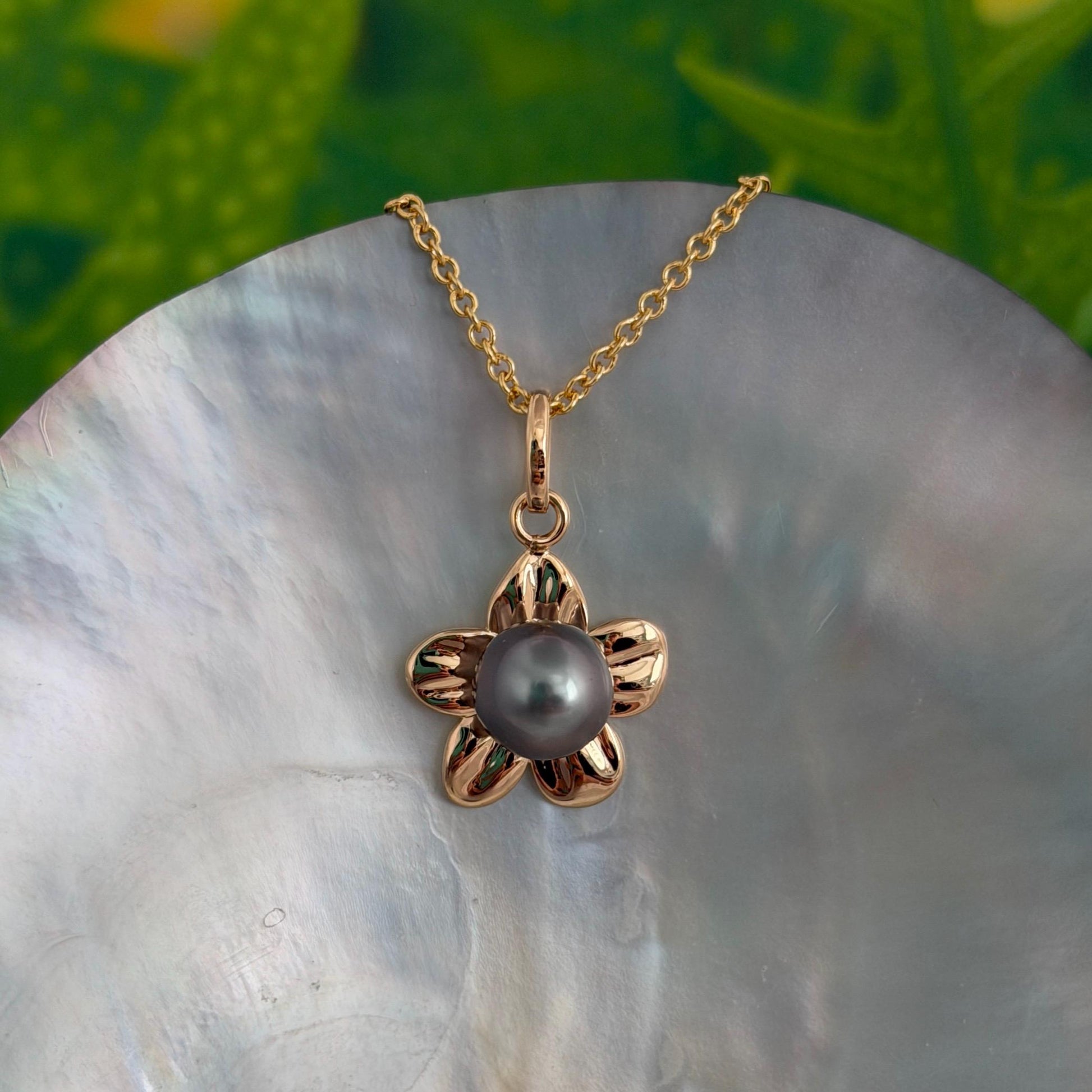 Flower pendant with Tahitian pearl : Heavy 14k Gold plated