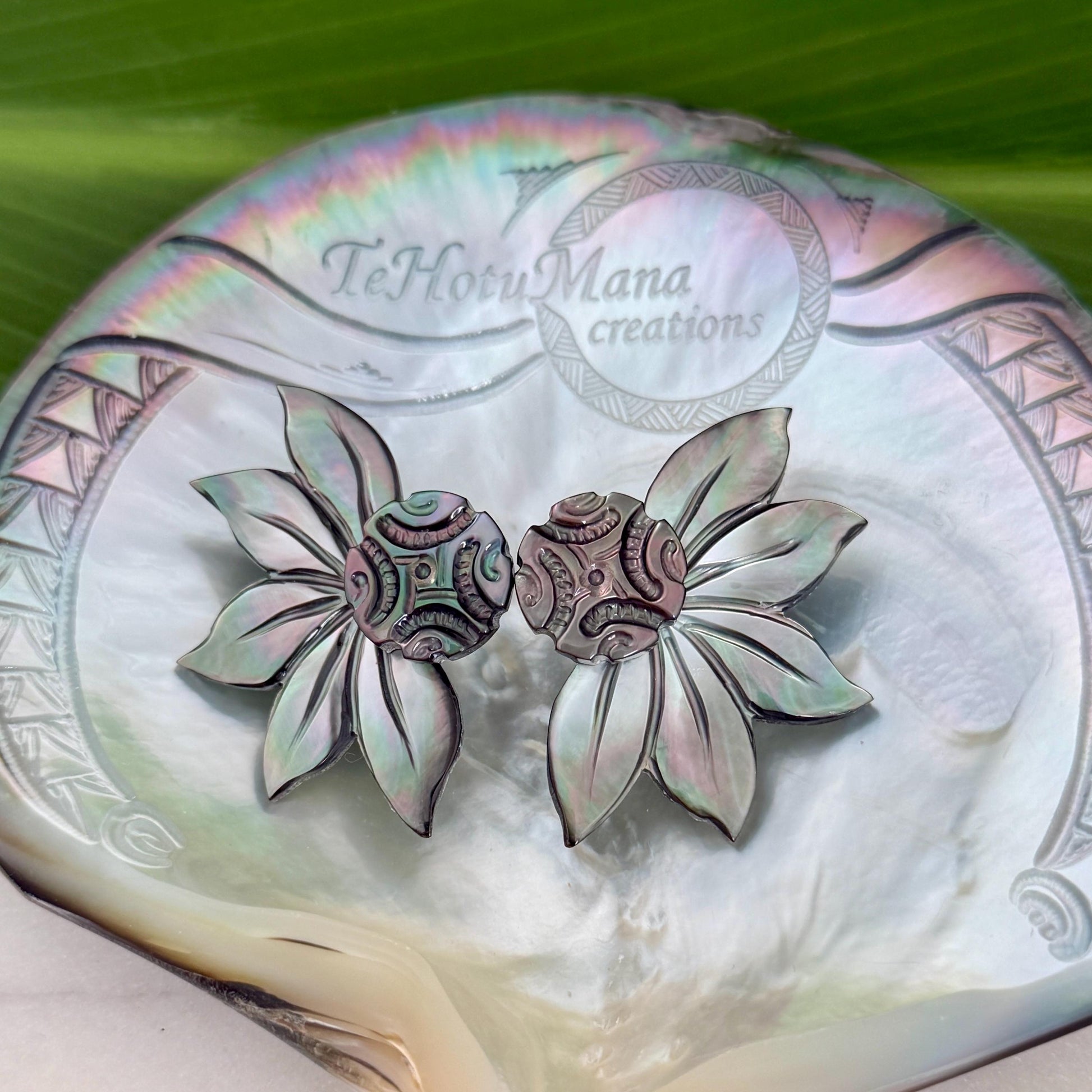 Mother of Pearl Shell earrings • Flower shape • Tropical