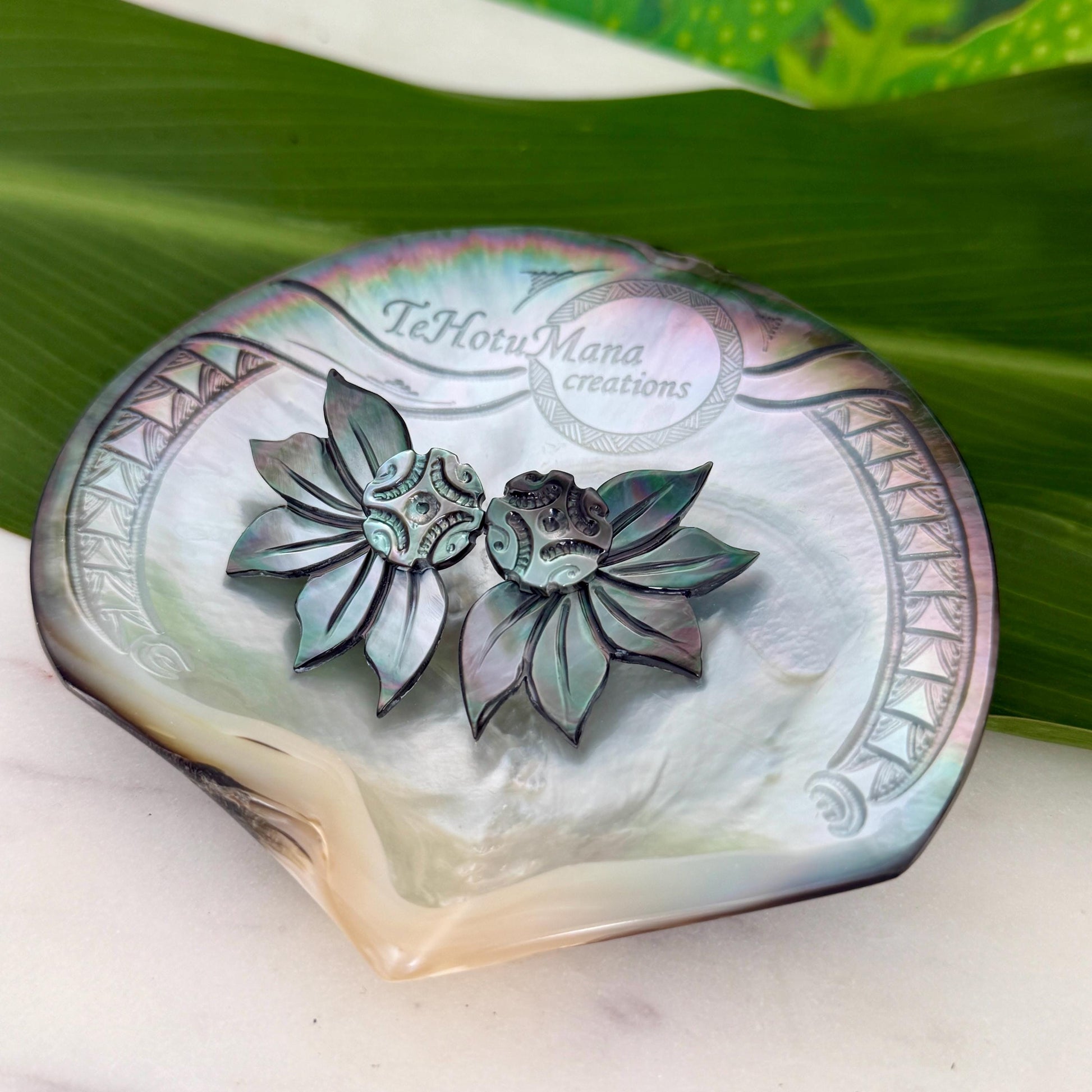 Mother of Pearl Shell earrings • Flower shape • Tropical
