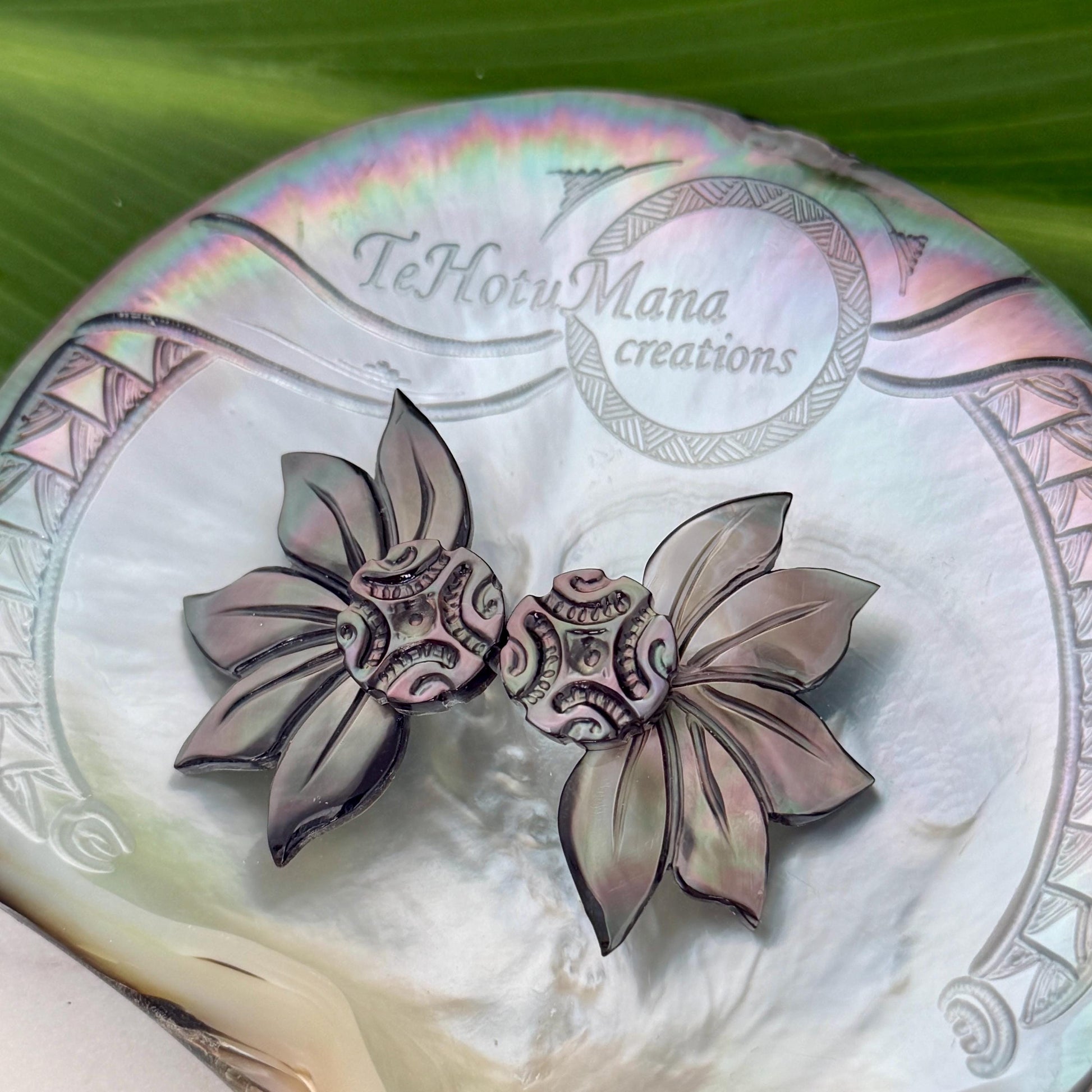 Mother of Pearl Shell earrings • Flower shape • Tropical