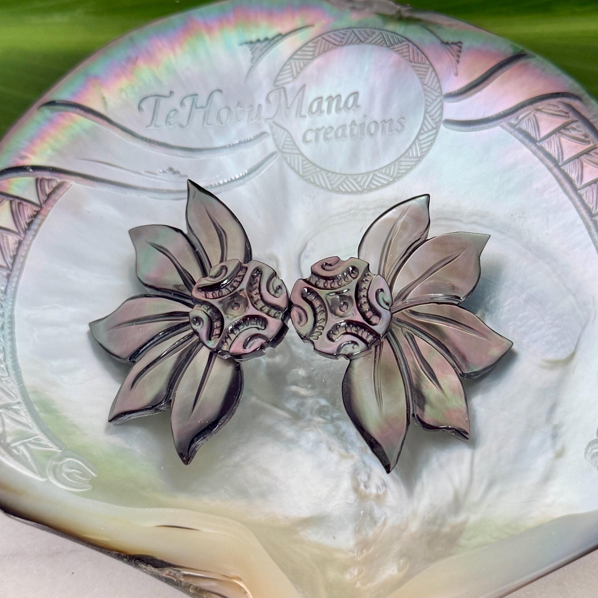 Mother of Pearl Shell earrings • Flower shape • Tropical