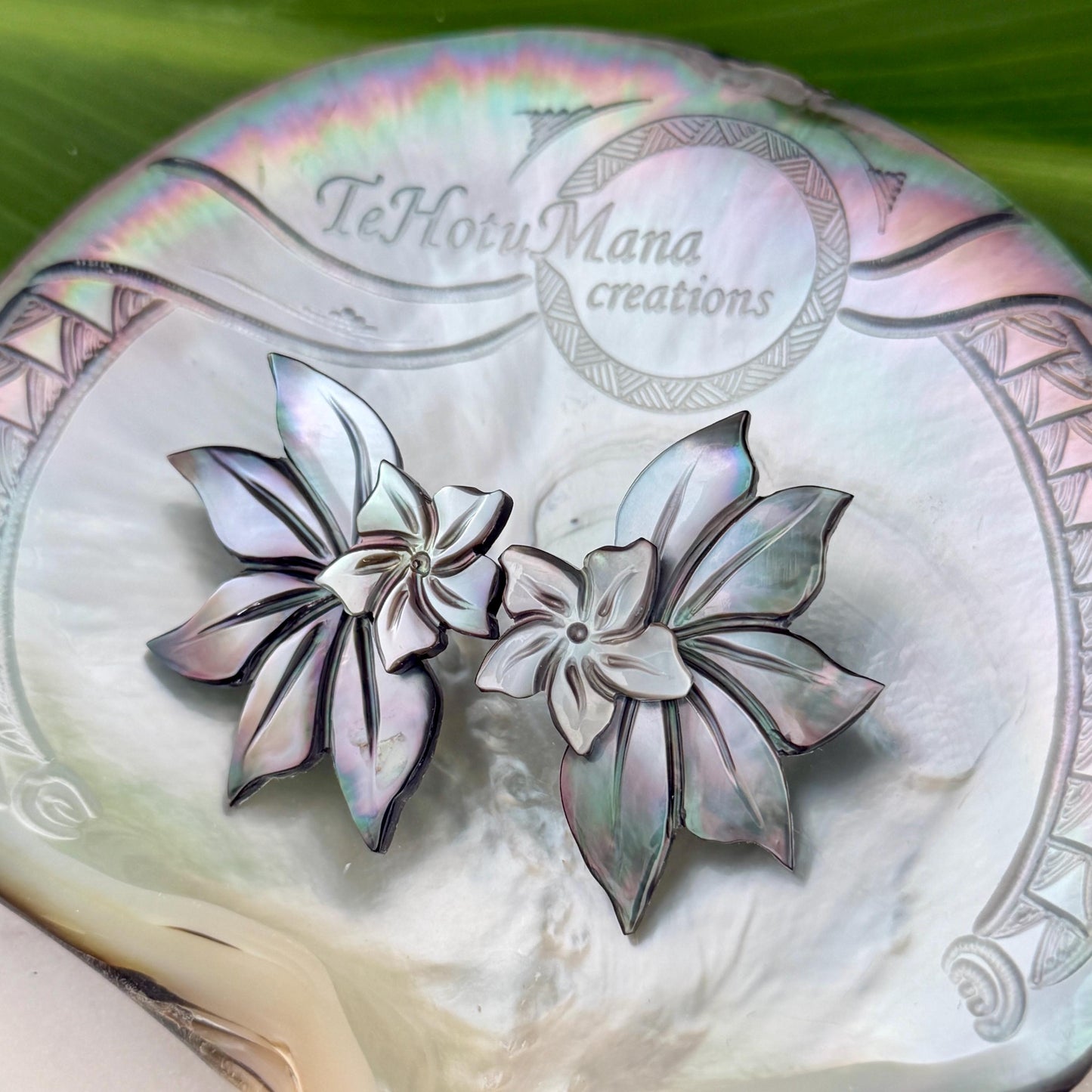Mother of Pearl Shell earrings • Flower shape • Tropical • Carved jewelry