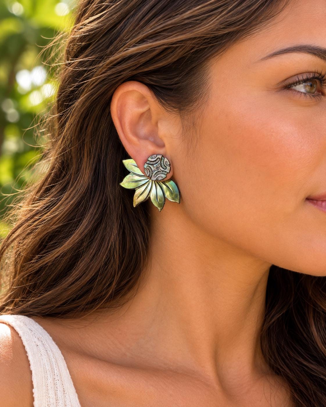 Mother of Pearl Shell earrings • Flower shape • Tropical
