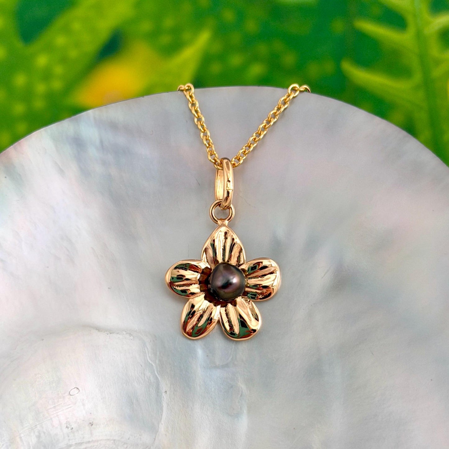 Flower pendant with Tahitian Keshi pearl : Heavy 14k Gold plated
