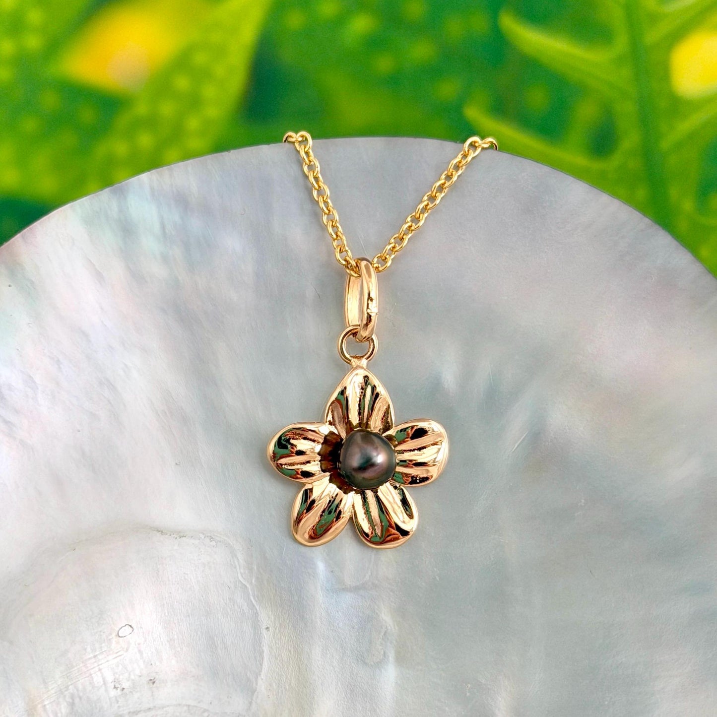 Flower pendant with Tahitian Keshi pearl : Heavy 14k Gold plated