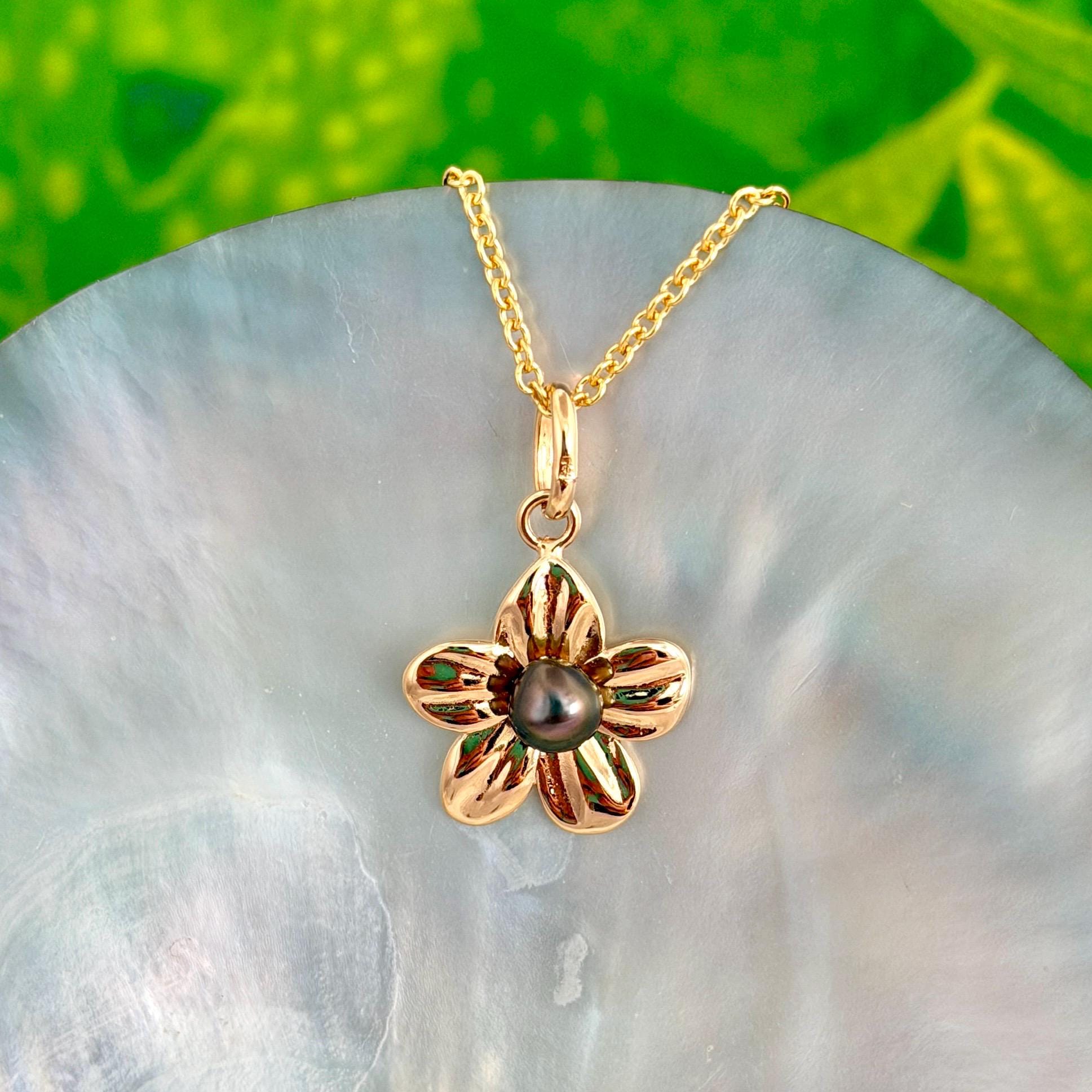 Flower pendant with Tahitian Keshi pearl : Heavy 14k Gold plated