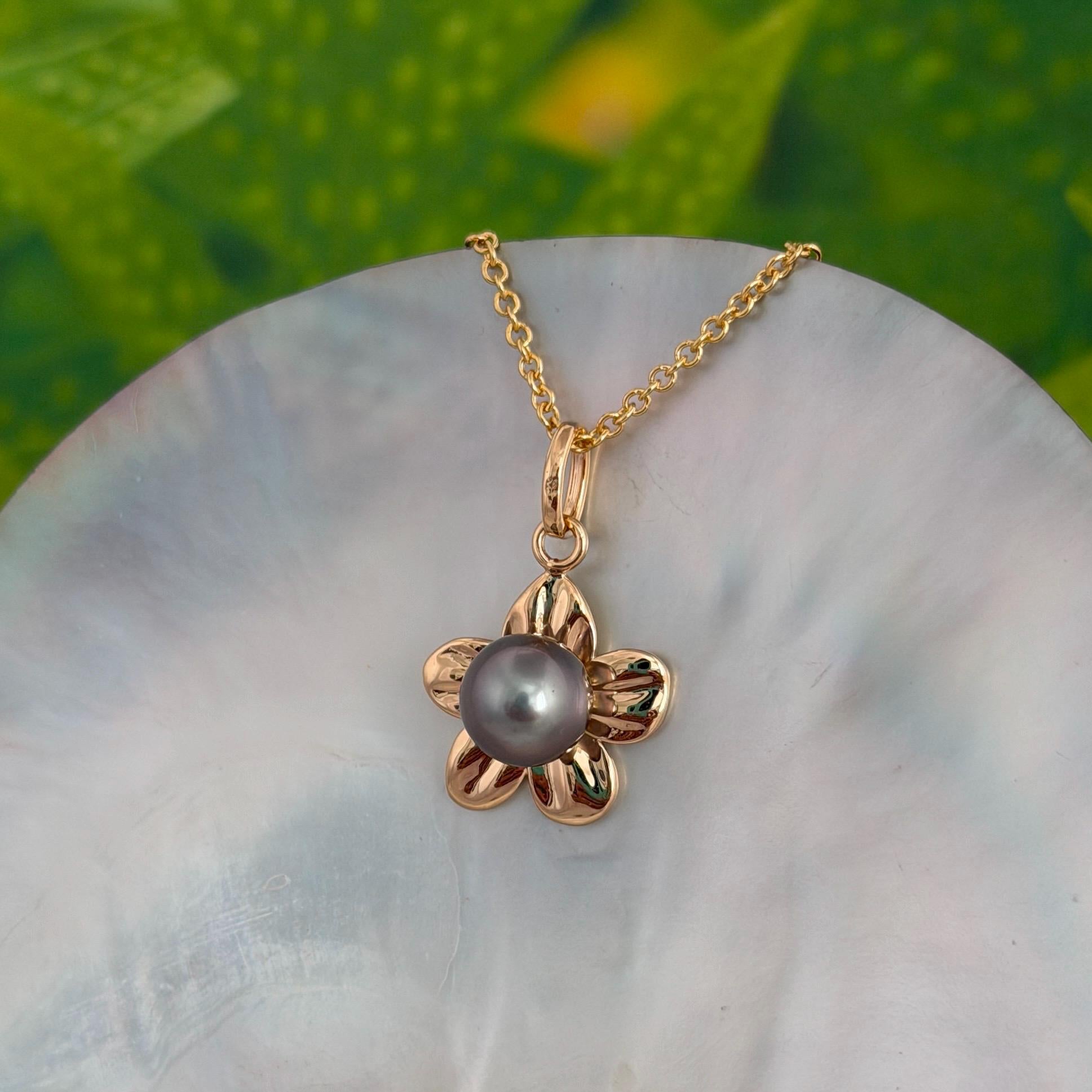 Flower pendant with Tahitian pearl : Heavy 14k Gold plated