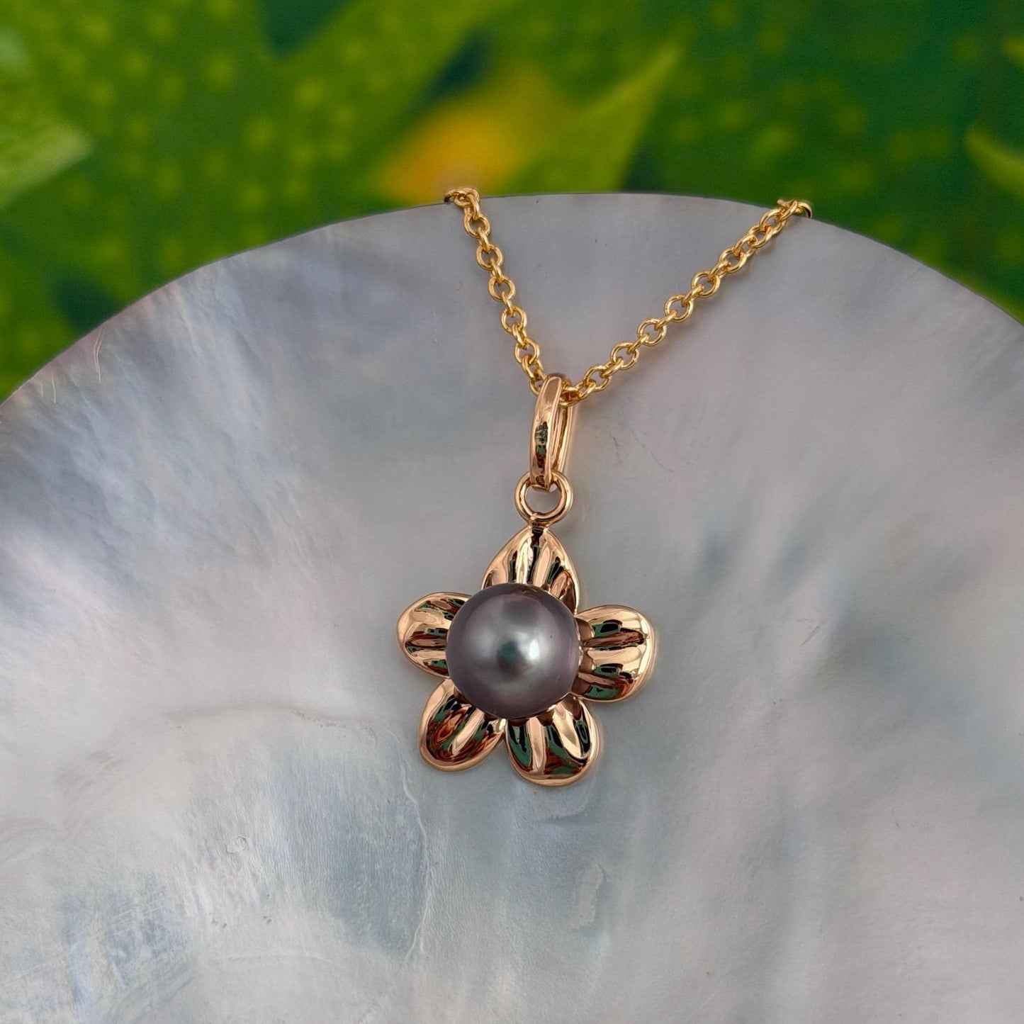Flower pendant with Tahitian pearl : Heavy 14k Gold plated