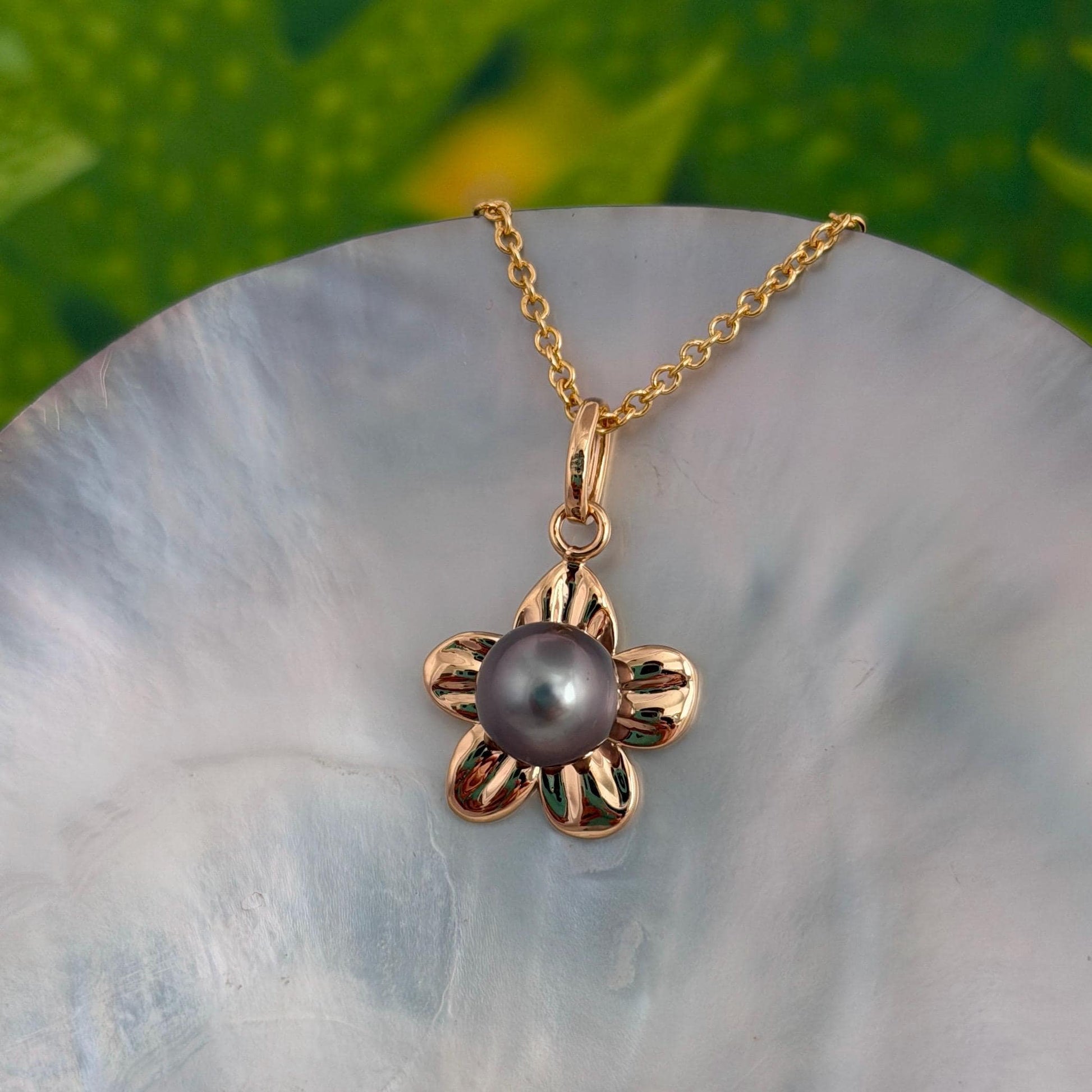 Flower pendant with Tahitian pearl : Heavy 14k Gold plated