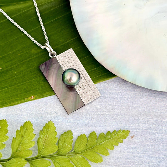 Tahitian pearl necklace • Man pendant with Mother of Pearl Shell • Polynesian designs • Unisex