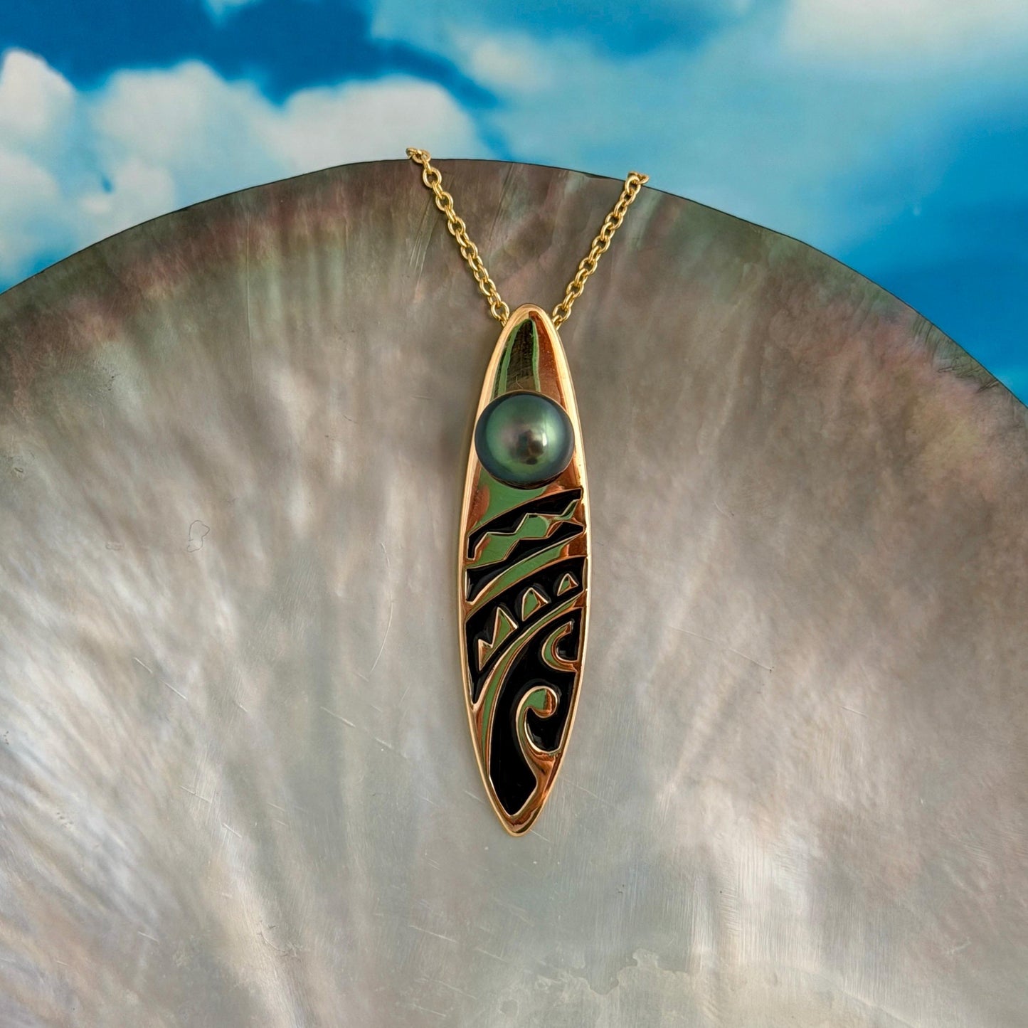 Tahitian pearl necklace with Gold surfboard • Dark Green gem