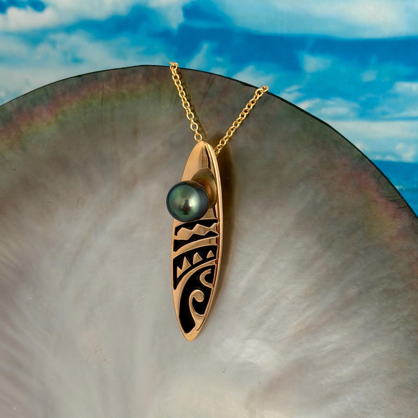 Tahitian pearl necklace with Gold surfboard • Dark Green gem