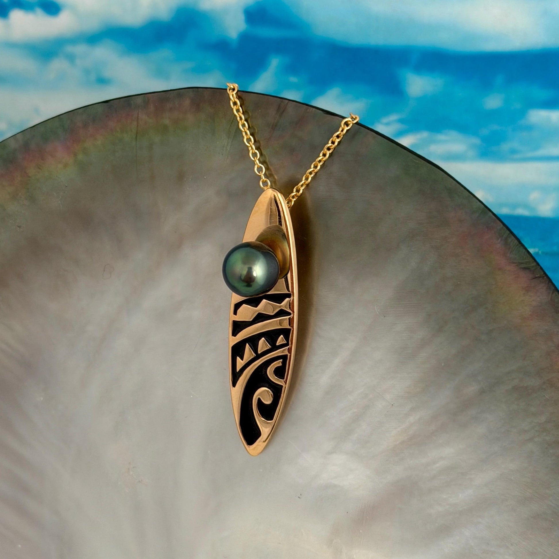 Tahitian pearl necklace with Gold surfboard • Dark Green gem