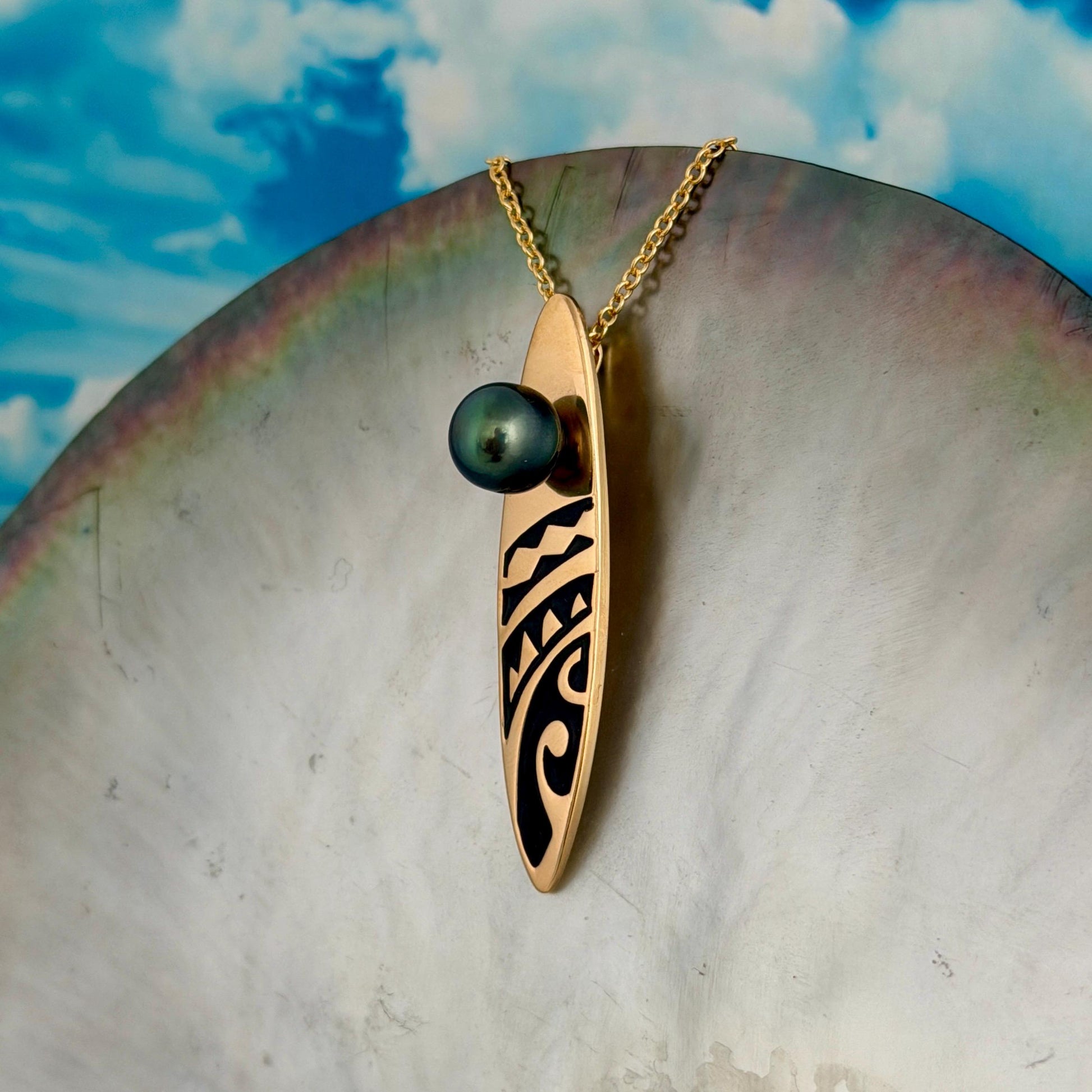 Tahitian pearl necklace with Gold surfboard • Dark Green gem