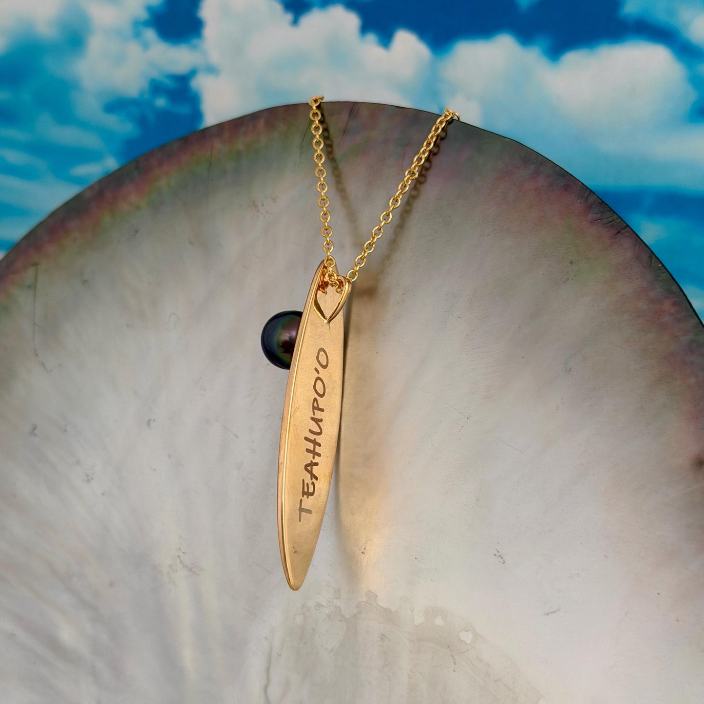 Tahitian pearl necklace with Gold surfboard • Dark Green gem