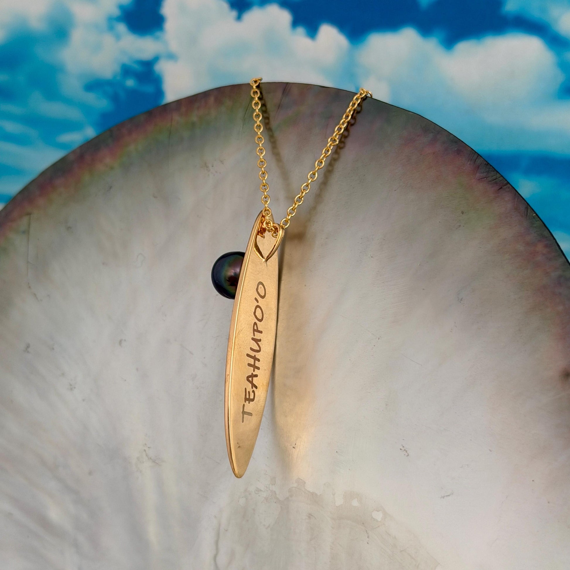 Tahitian pearl necklace with Gold surfboard • Dark Green gem