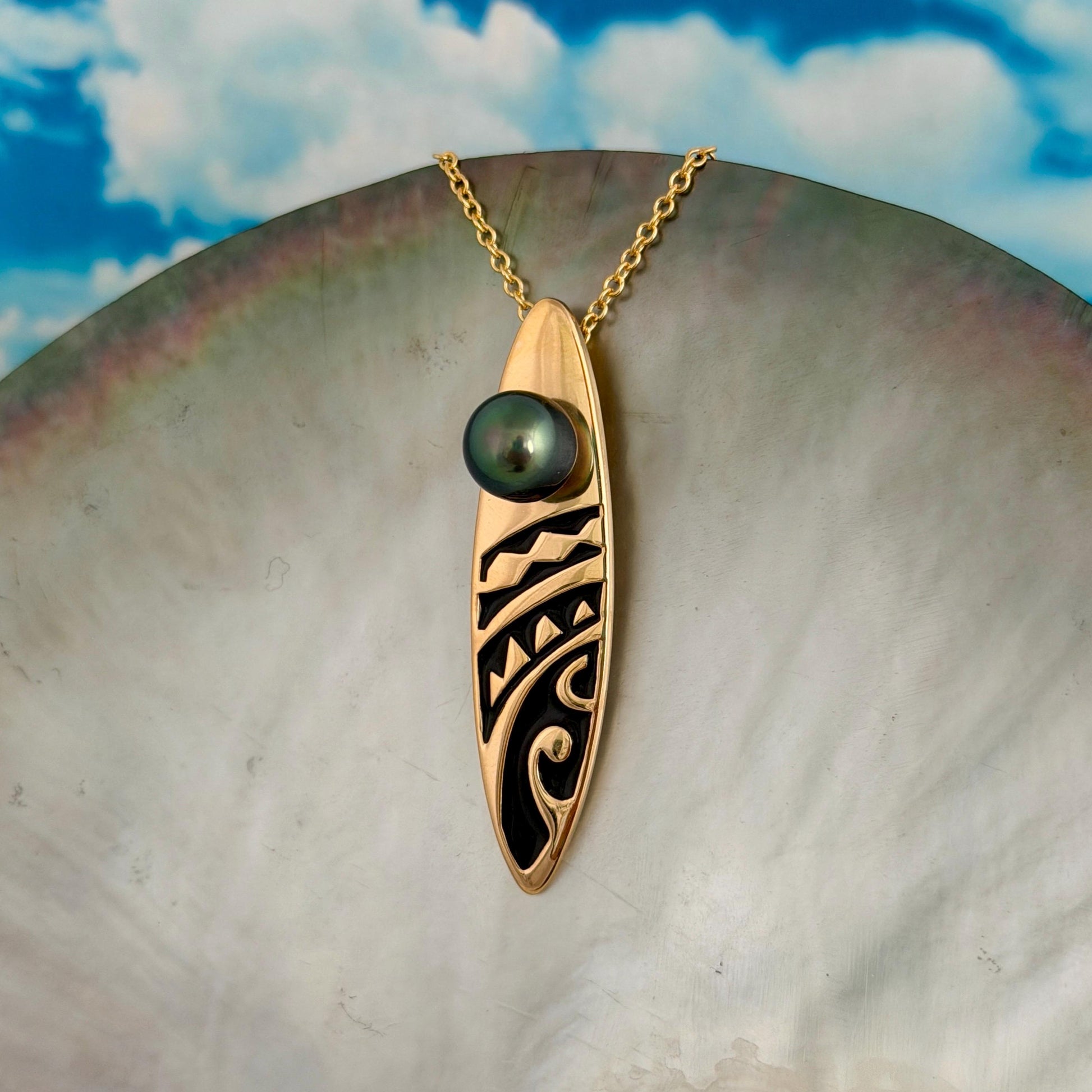 Tahitian pearl necklace with Gold surfboard • Dark Green gem