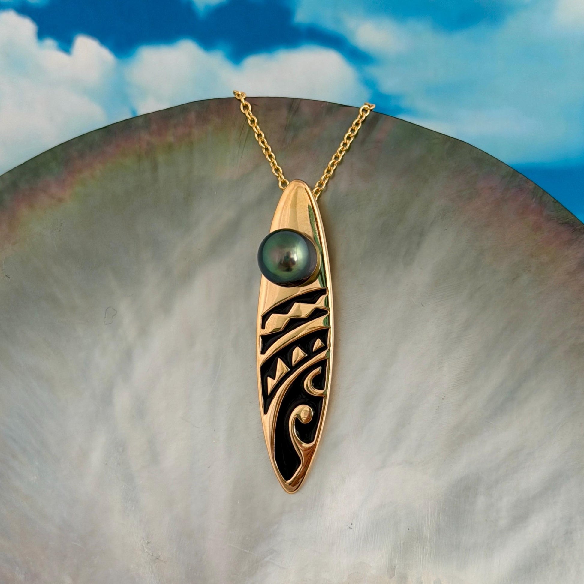 Tahitian pearl necklace with Gold surfboard • Dark Green gem