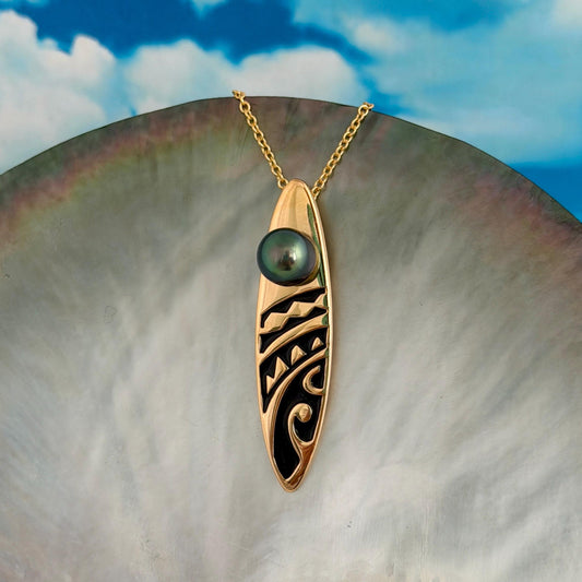 Tahitian pearl necklace with Gold surfboard • Dark Green gem