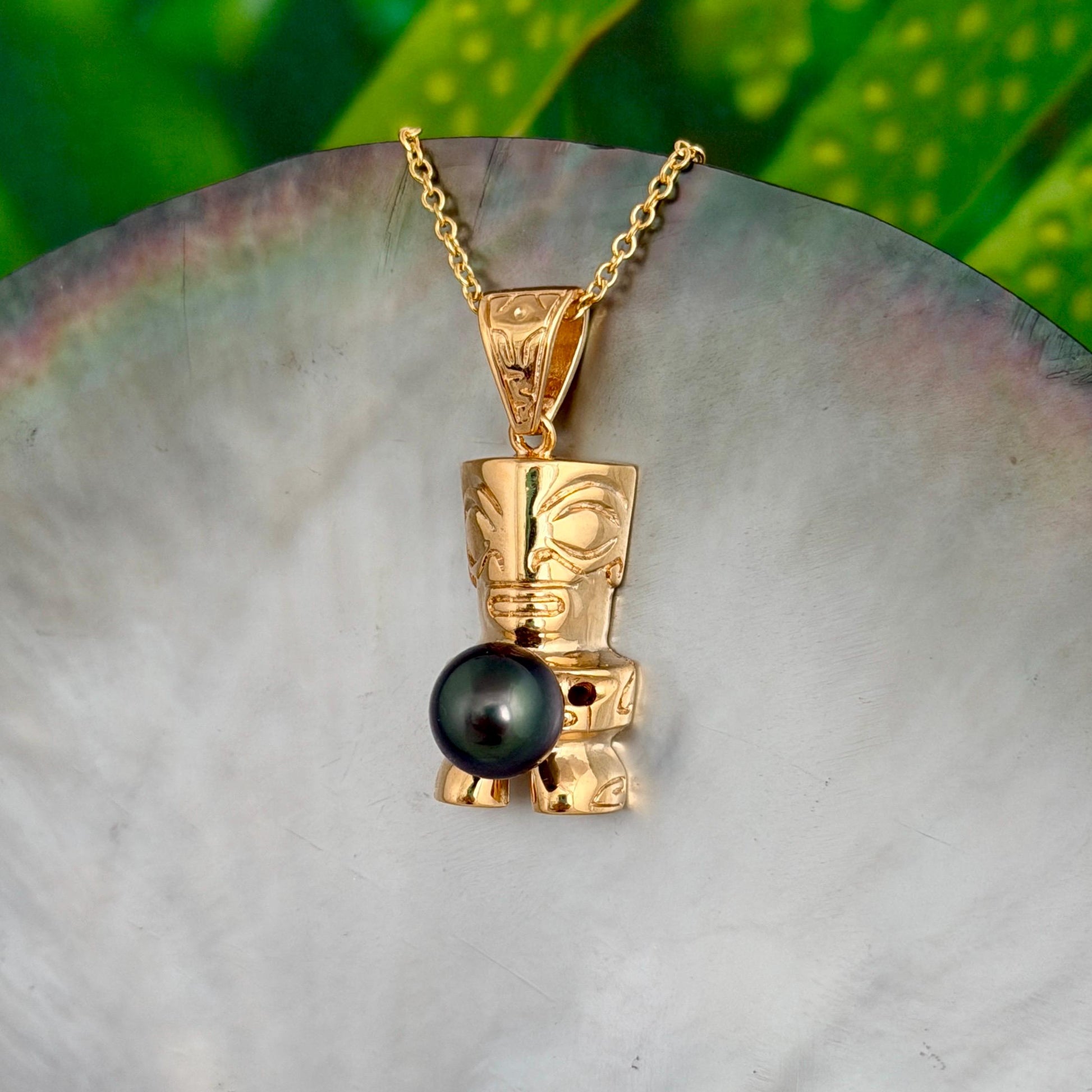 Tahitian pearl necklace with Gold Tiki • Dark Green gem