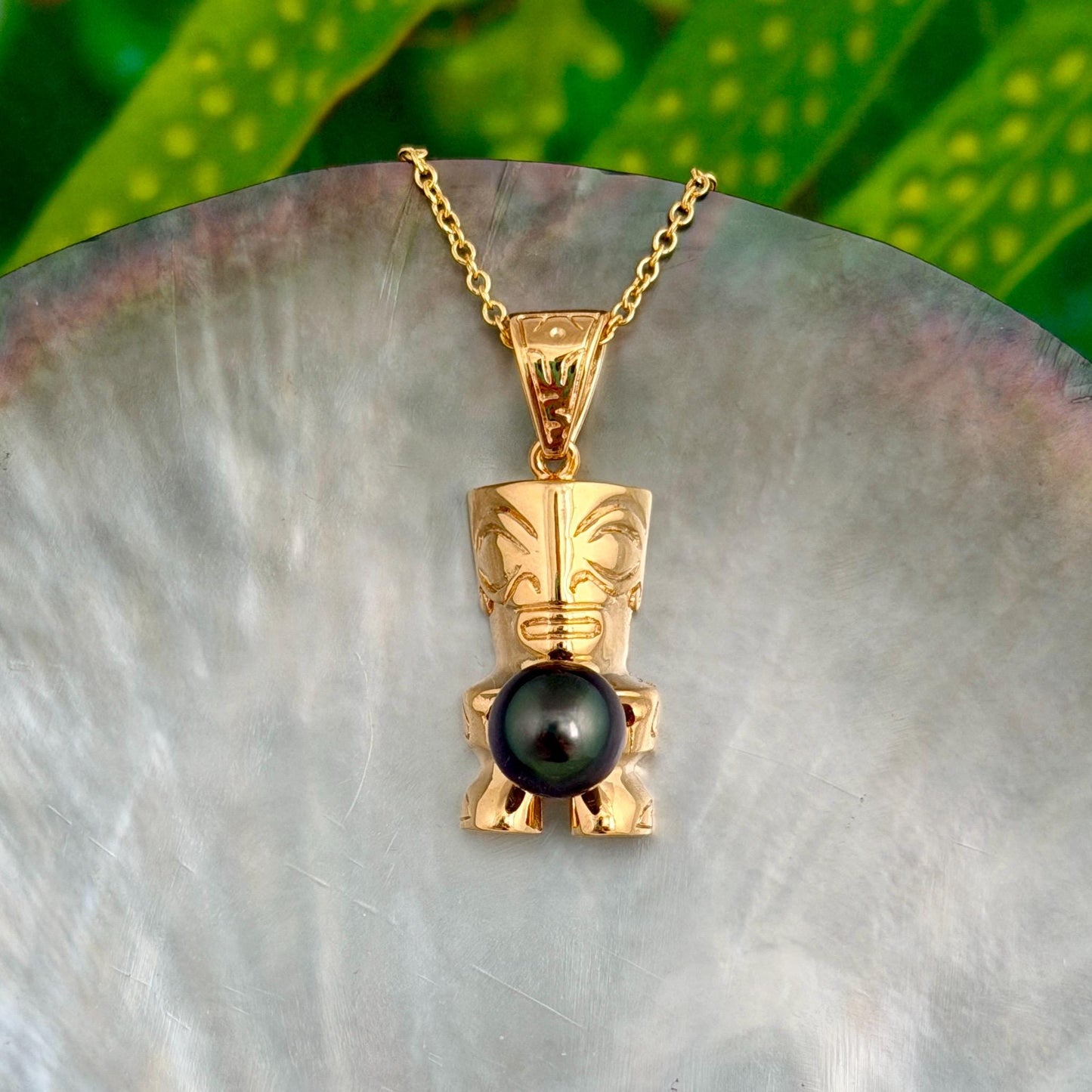 Tahitian pearl necklace with Gold Tiki • Dark Green gem