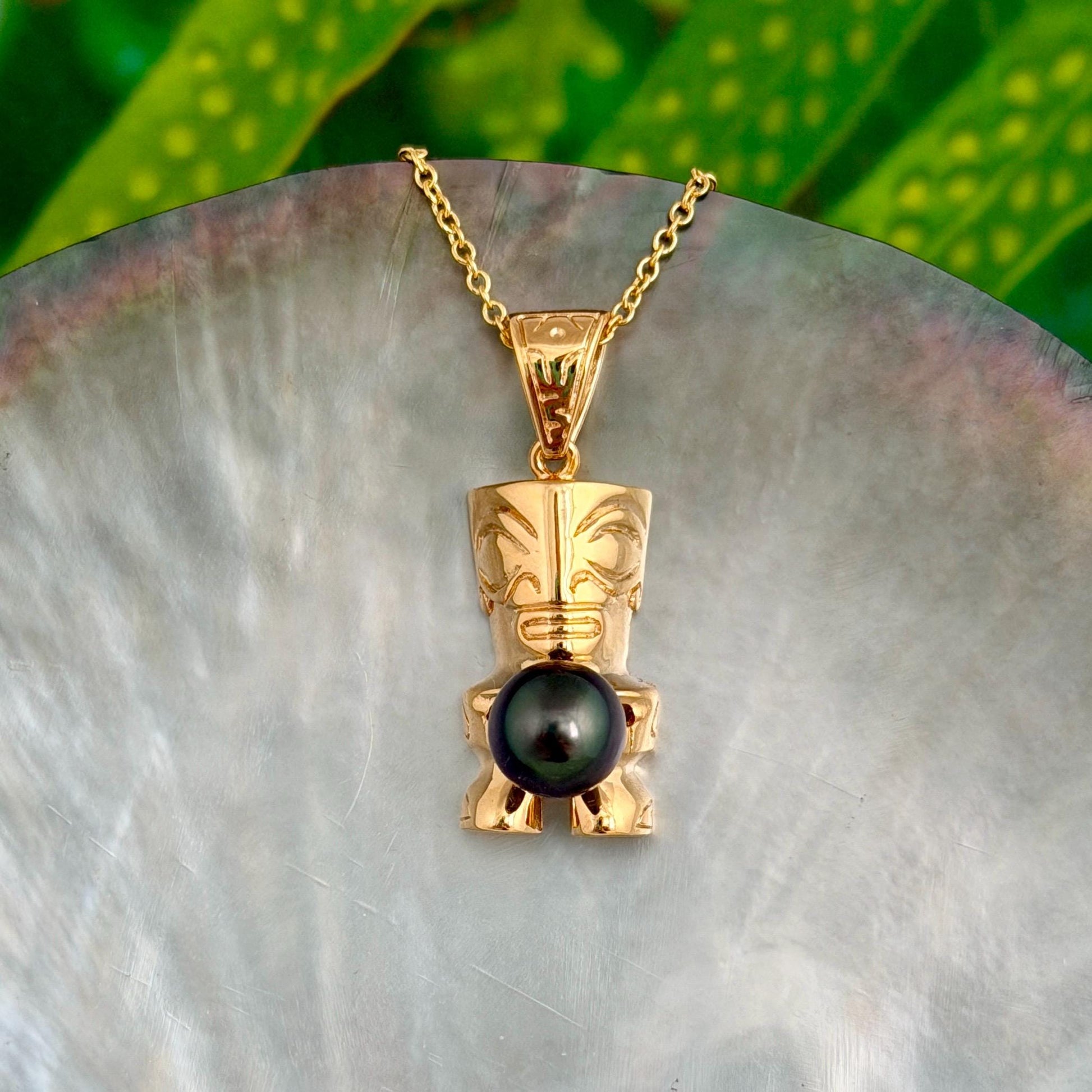 Tahitian pearl necklace with Gold Tiki • Dark Green gem