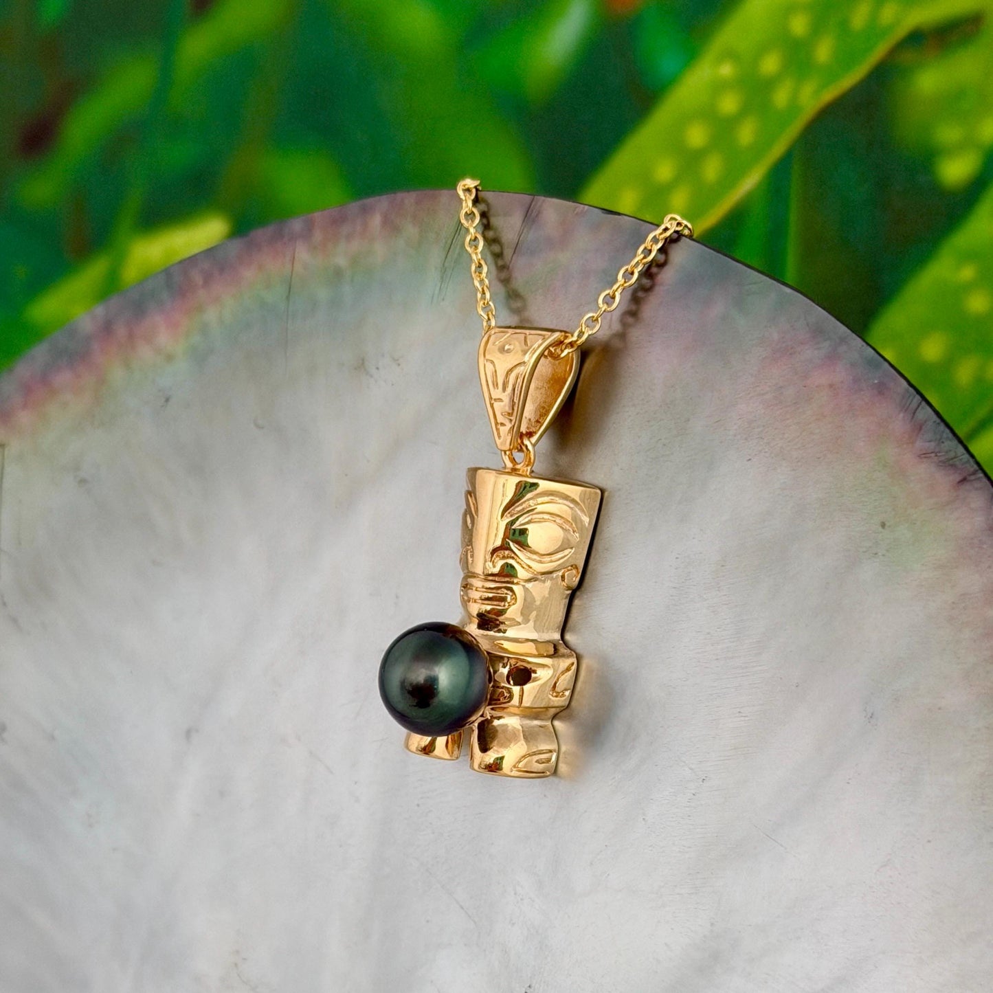 Tahitian pearl necklace with Gold Tiki • Dark Green gem