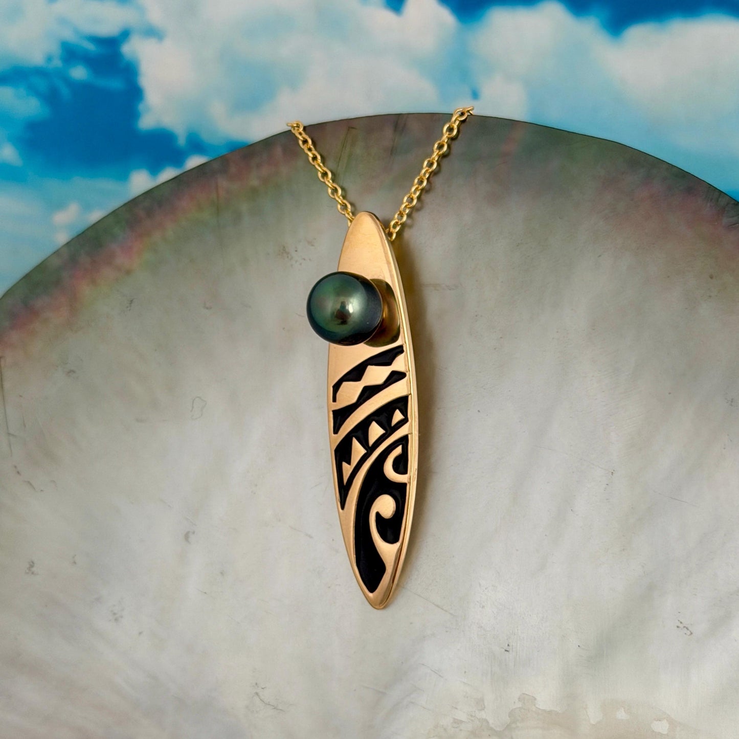 Tahitian pearl necklace with Gold surfboard • Dark Green gem